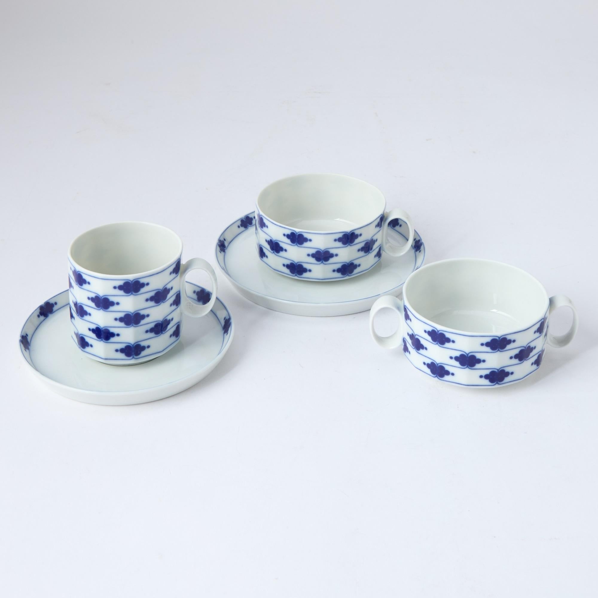 Very Large Mid-Century Rosenthal Porcelain Dinner /Tea/Coffee Service /12 People In Good Condition For Sale In Tarry Town, NY