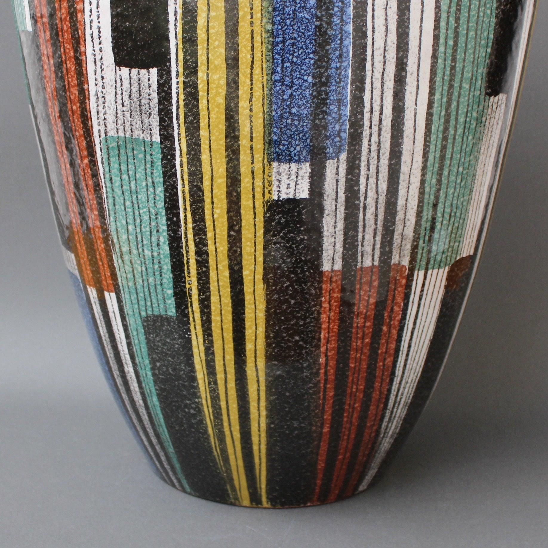 Très grand vase en céramique italien du milieu du siècle dernier (vers les années 1950). Sa forme elliptique et son style résolument moderne résument ses origines en une seule forme et un seul motif de couleur. La pièce est immédiatement captivante
