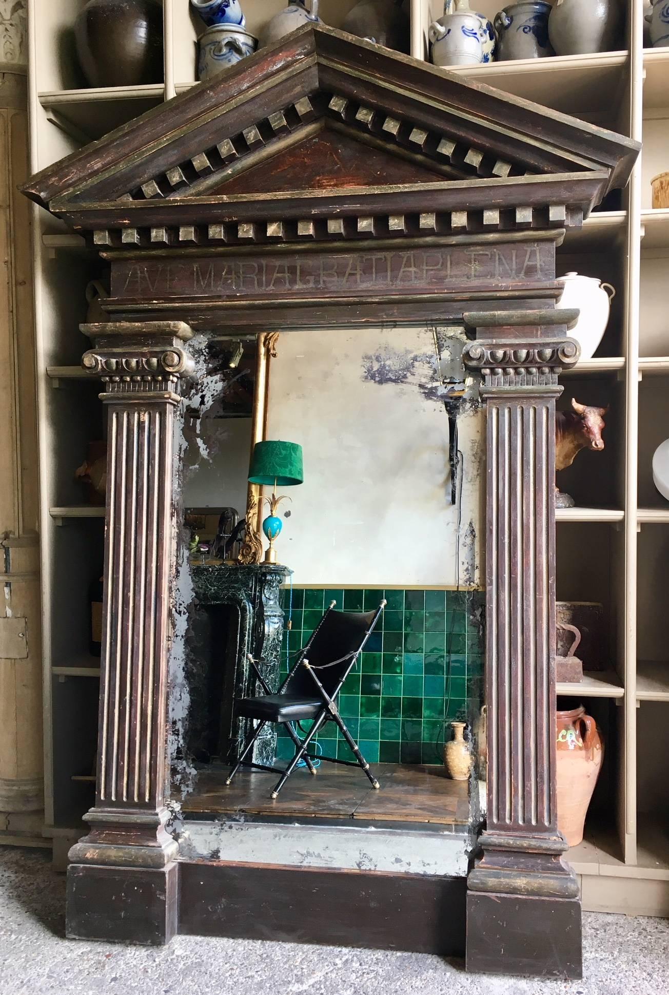 Großer, großer Spiegel in antikem, dekorativem architektonischen Rahmen (Neoklassisch) im Angebot