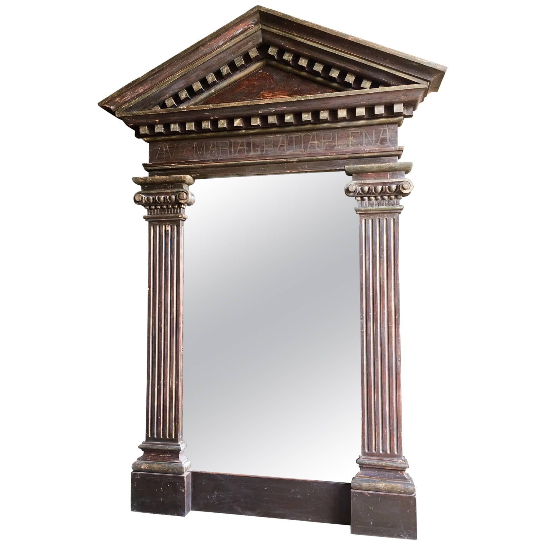Großer, großer Spiegel in antikem, dekorativem architektonischen Rahmen