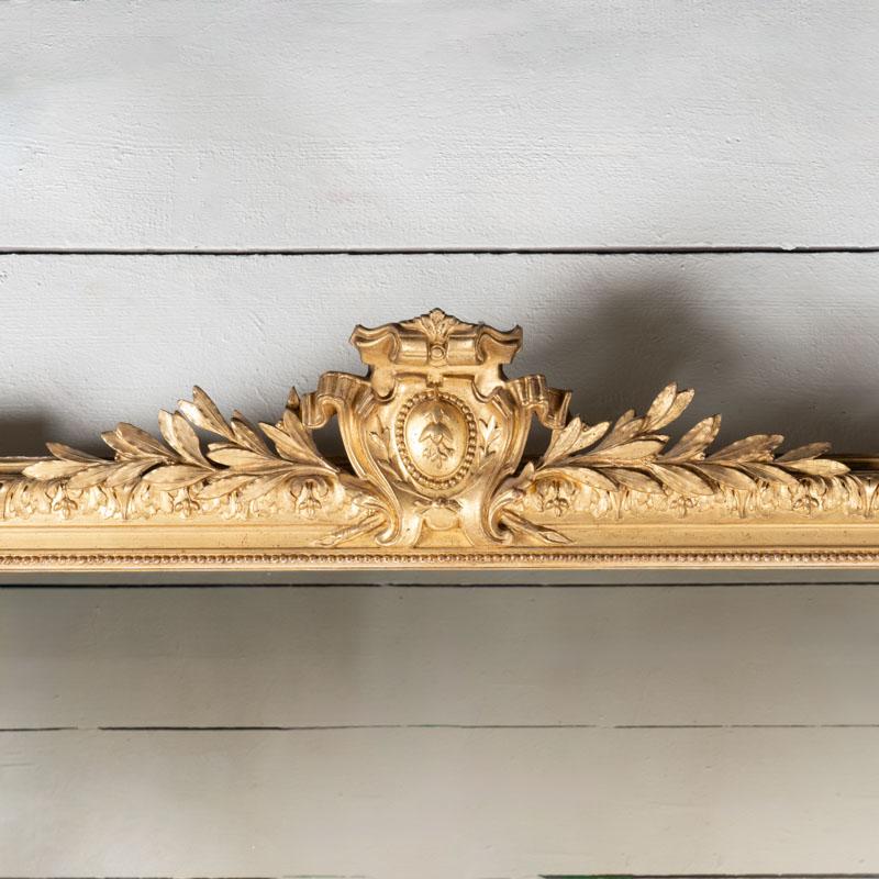 Français Très grand miroir avec motifs floraux et petit fronton H. 204 cm - L. 130 cm en vente