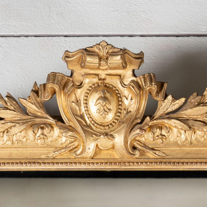 Doré Très grand miroir avec motifs floraux et petit fronton H. 204 cm - L. 130 cm en vente