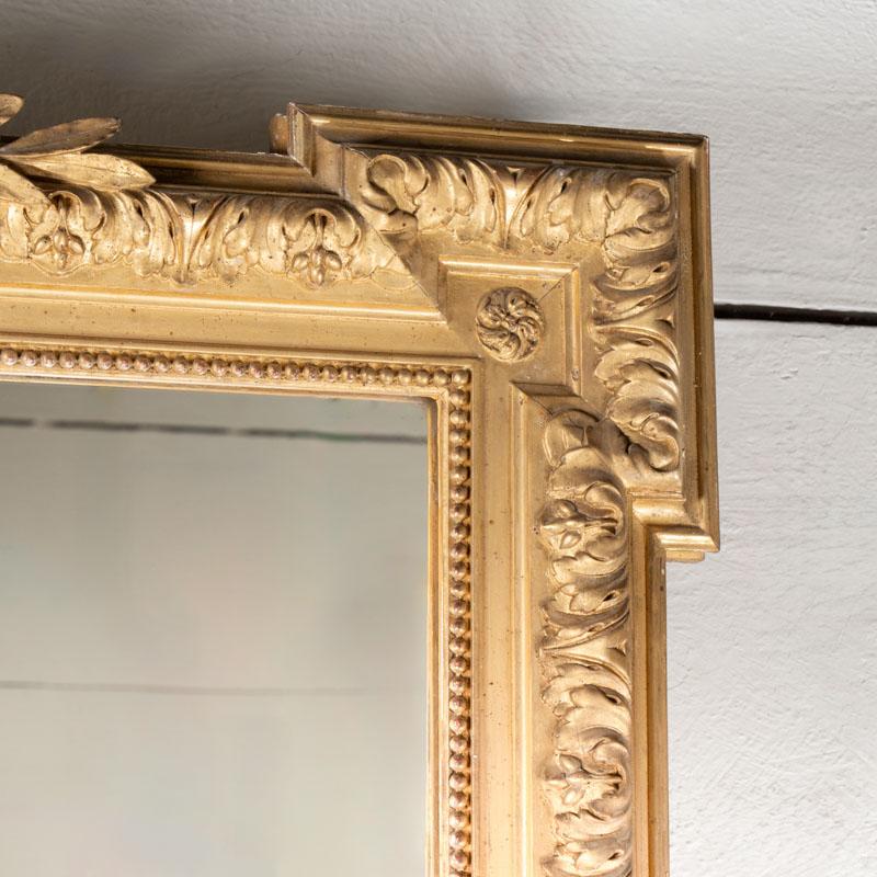 Très grand miroir avec motifs floraux et petit fronton H. 204 cm - L. 130 cm Bon état - En vente à SAINT-OUEN-SUR-SEINE, FR