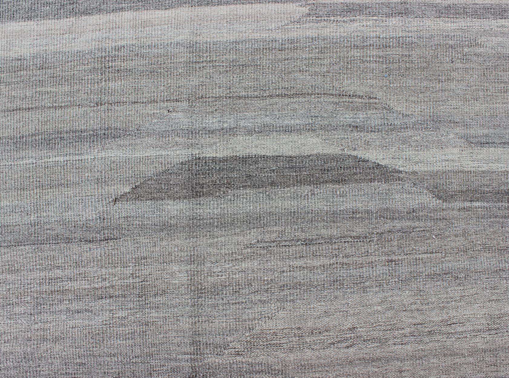 Très grand Kilim moderne avec un design minimaliste massif dans une variation des tons gris en vente 3