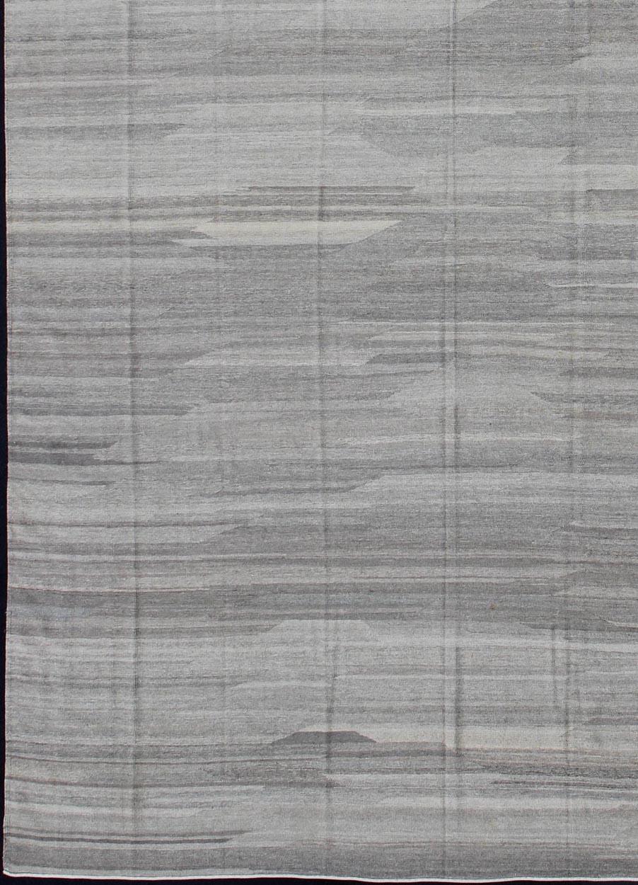 Afghan Très grand Kilim moderne avec un design minimaliste massif dans une variation des tons gris en vente