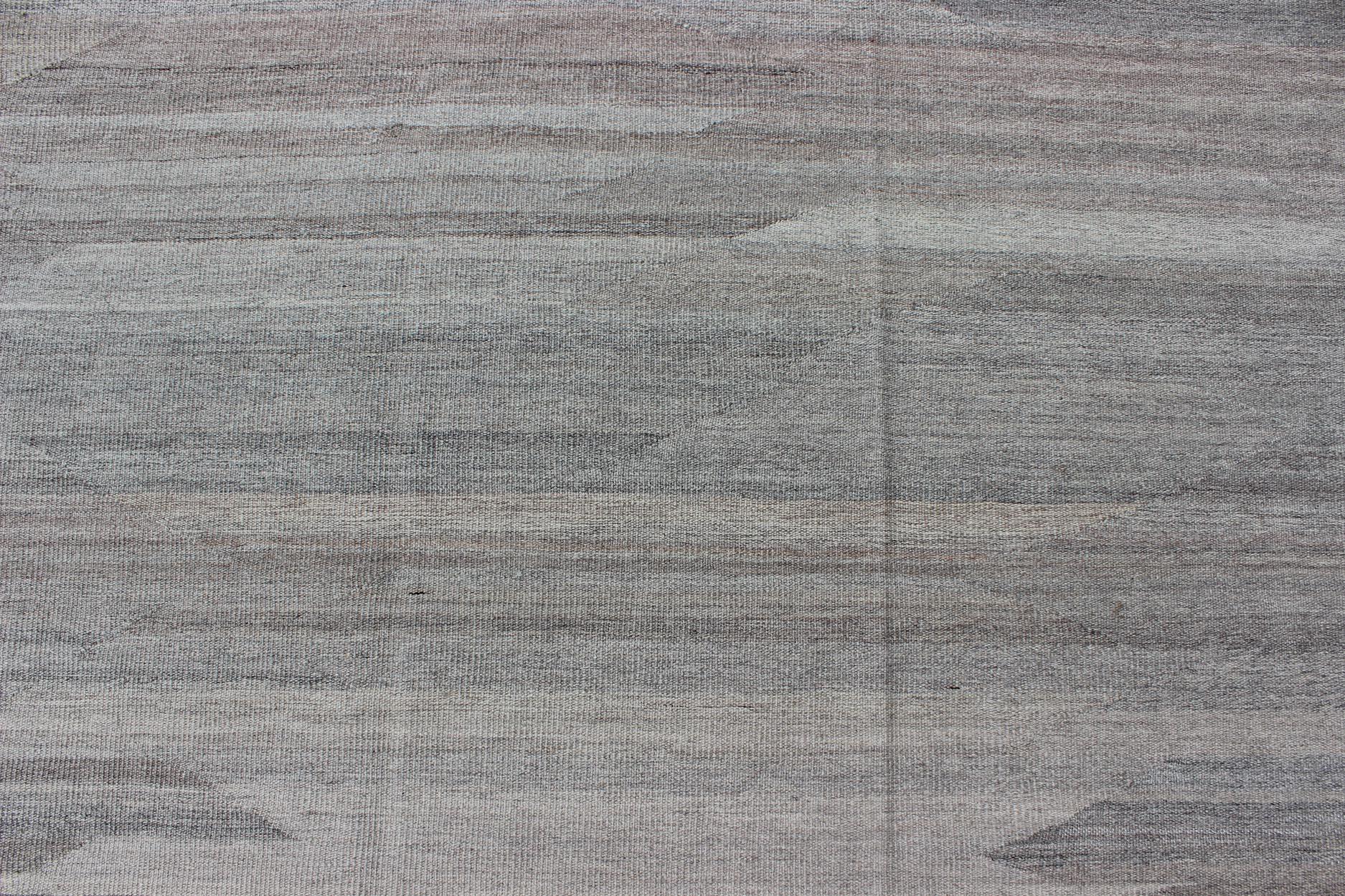 Très grand Kilim moderne avec un design minimaliste massif dans une variation des tons gris en vente 2