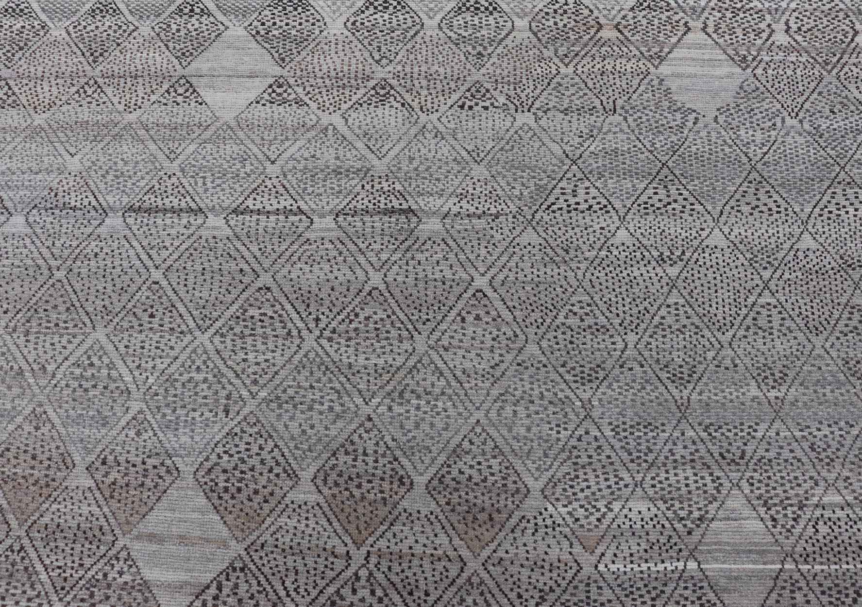 Très grand tapis moderne avec motif de diamants dans les tons gris, taupe et terre en vente 2