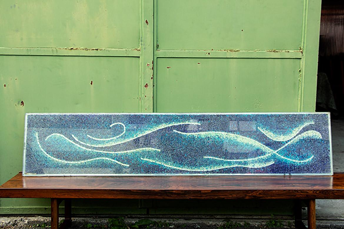 Superbo mosaico vintage tipico degli anni '70, dà l'aspetto di una vetrata o di un grande dipinto astratto. Composto da piastrelle di ceramica in resina circondate da due grandi pannelli di vetro. 

Un oggetto pesante, ideale per decorare una grande