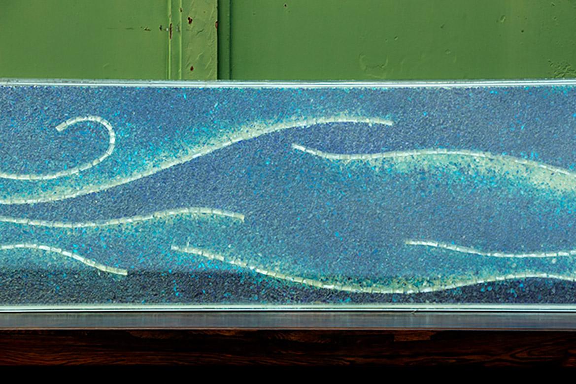 Mid-Century moderno Quadro a mosaico molto grande in vetro resina, a forma di onde blu, anni '70. in vendita
