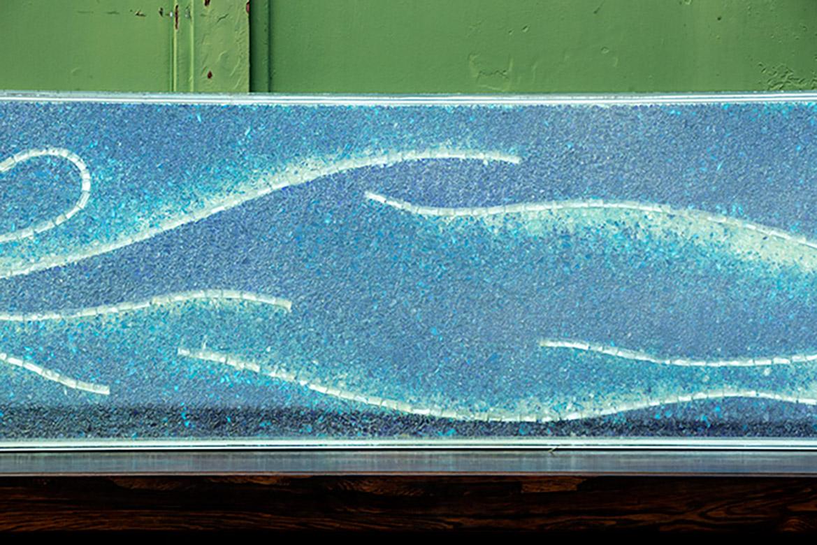 Francese Quadro a mosaico molto grande in vetro resina, a forma di onde blu, anni '70. in vendita