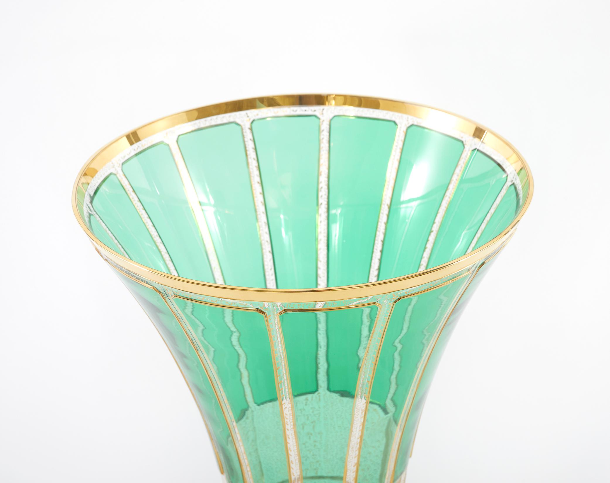 Très grand vase décoratif en verre de Moser en vente 3