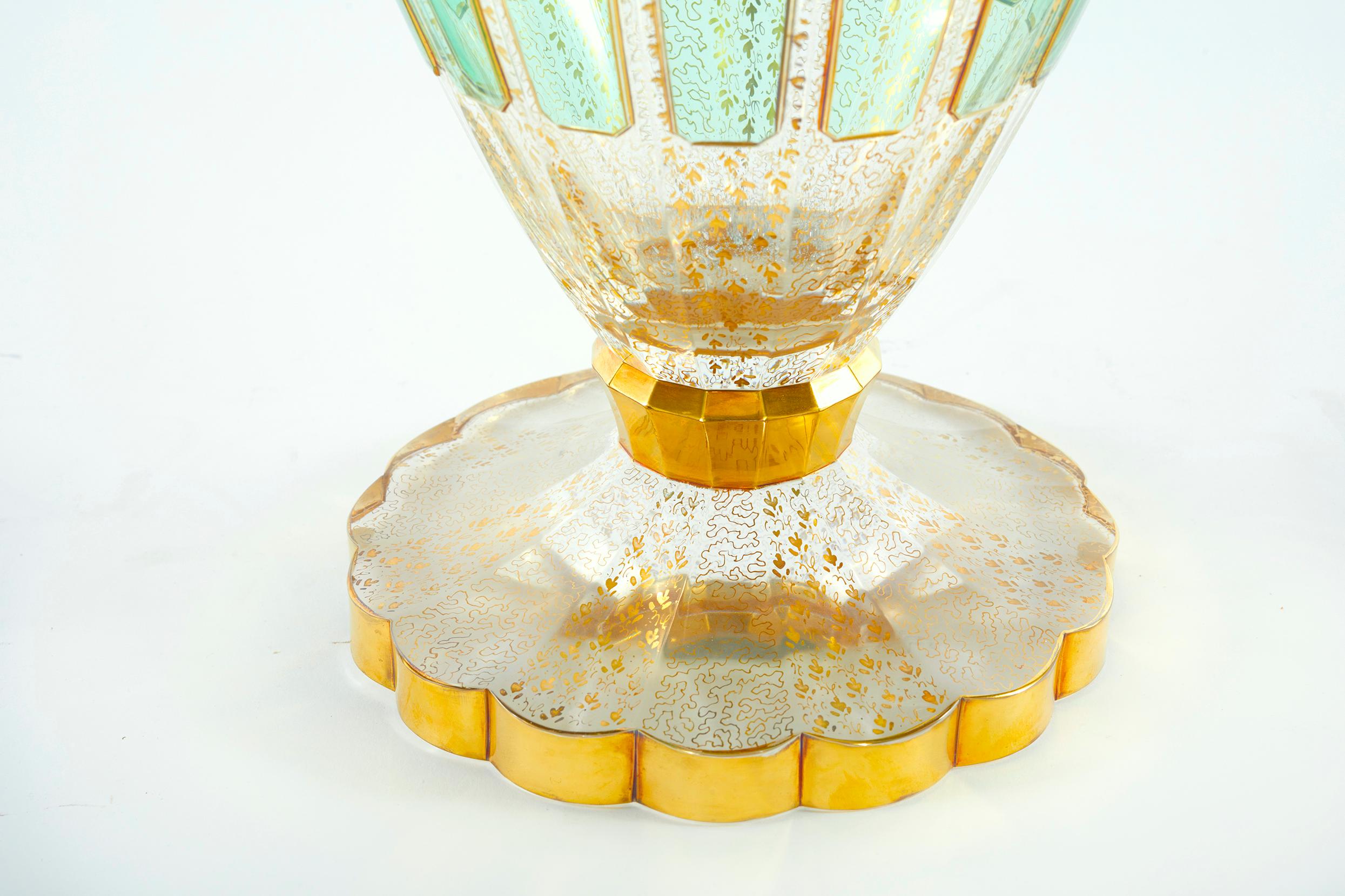Sehr große Moser emailliert grün getäfelt mit vergoldetem Design Details dekorative Vase / Stück. Die Vase ist in sehr gutem Zustand. Leichte Regalabnutzung an der Unterseite. Keine Mängel beobachtet, die Dekoration ist hell und intakt. Das Stück