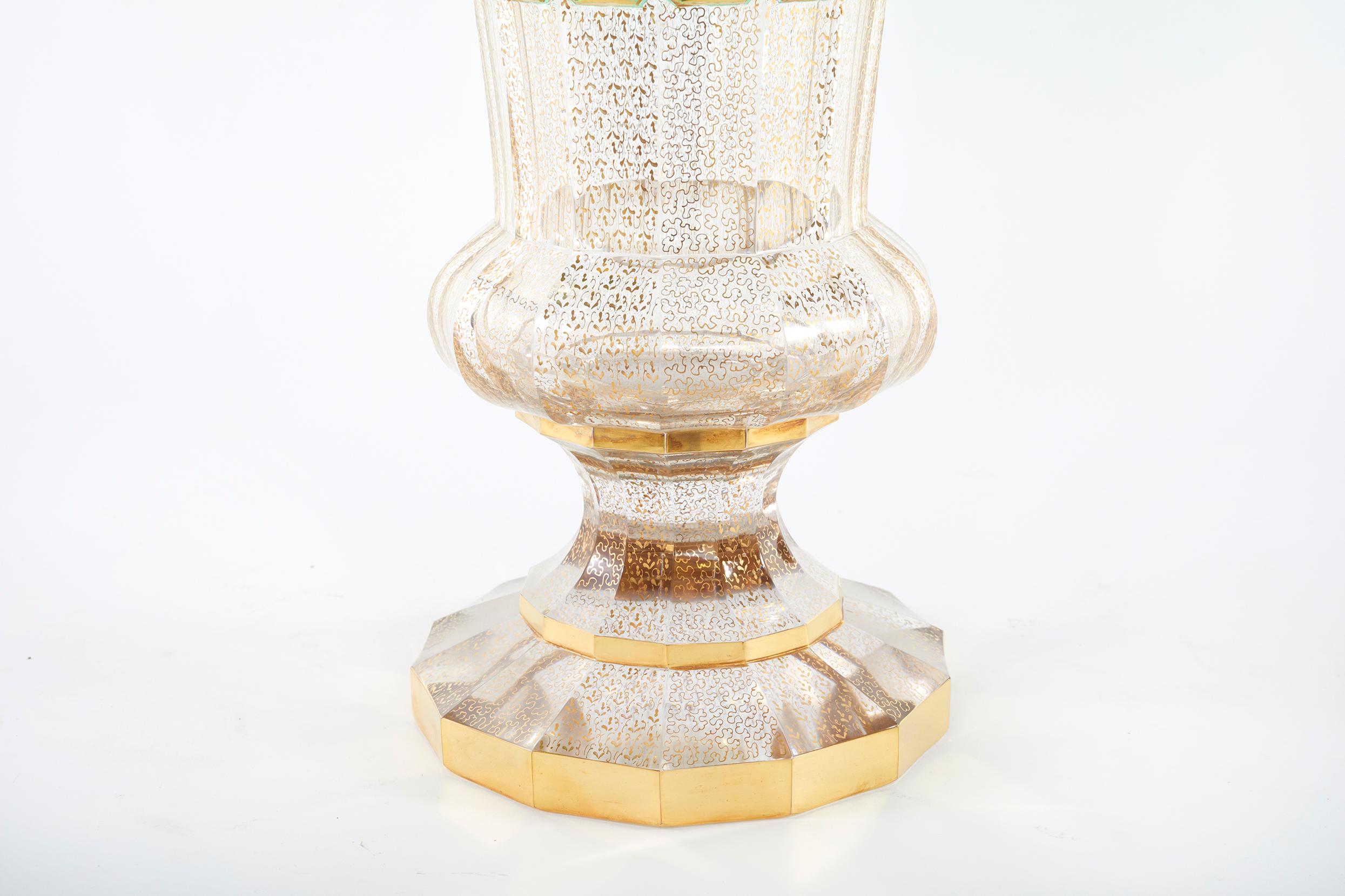 Tchèque Très grand vase décoratif en verre de Moser en vente