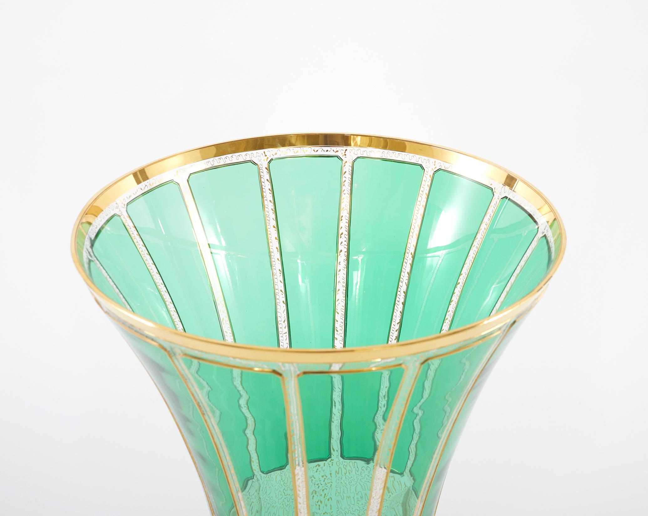 Très grand vase décoratif en verre de Moser Bon état - En vente à Tarry Town, NY