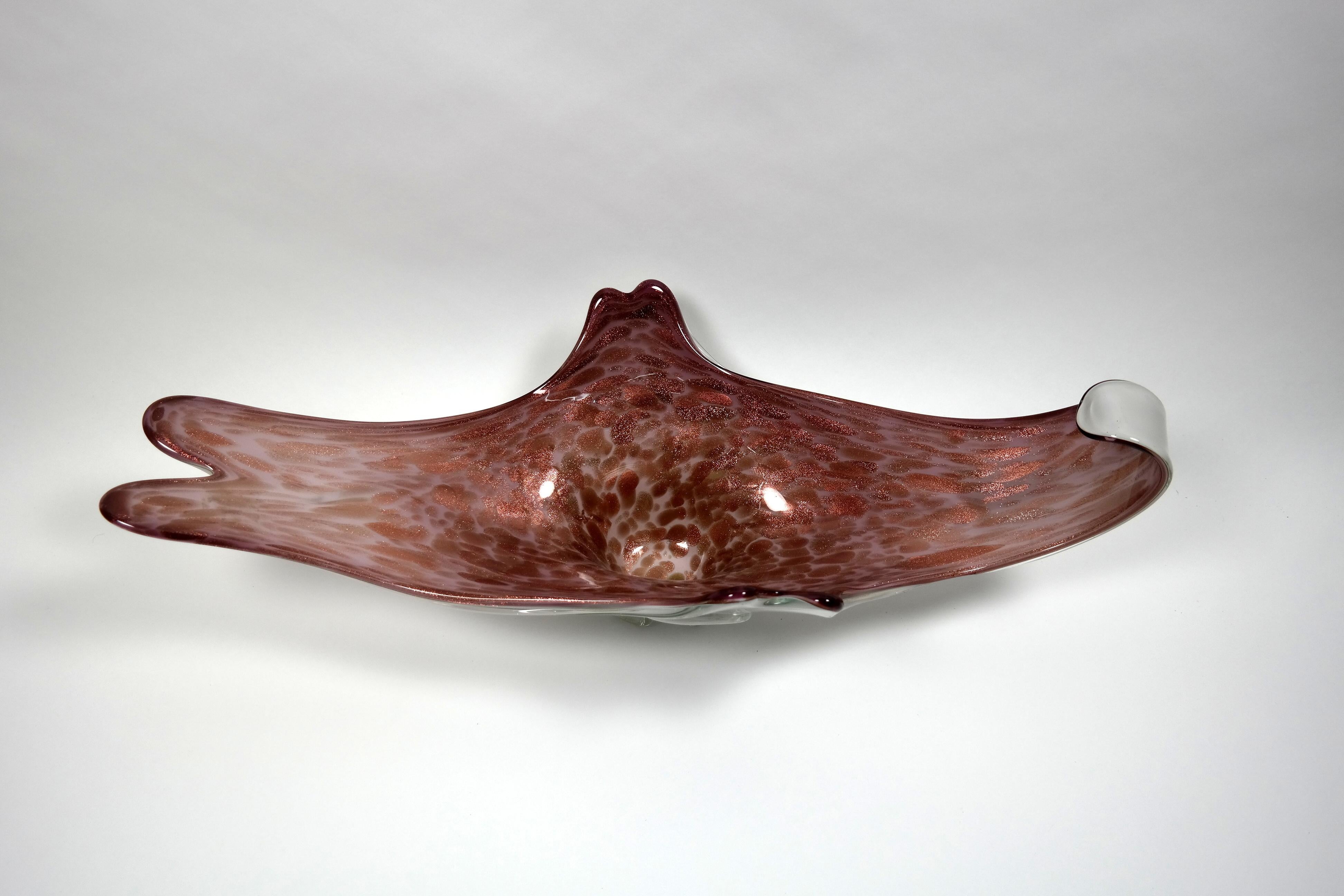 Diese große, rosafarbene und weiße Murano-Glasschale wurde in den 1960er Jahren hergestellt und ist mit glitzernden kristallinen, goldenen Flocken besetzt.