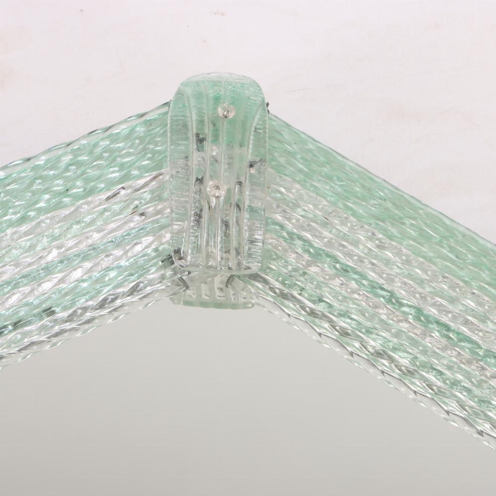 Ce magnifique miroir d'appoint est composé de roseaux en verre torsadé de Murano / Vénitien, alternant le clair et le vert pâle. 

Son design spectaculaire et ses couleurs neutres conviennent aux intérieurs contemporains ou classiques. Suspendez-le