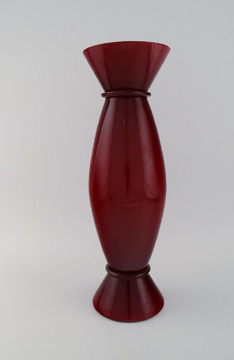 Very large Murano / Venini vase in burgundy red mouth-blown art glass. 
Italian design, 1980s.
Measures: 44.5 x 14 cm.
In excellent condition.
Signed and label.