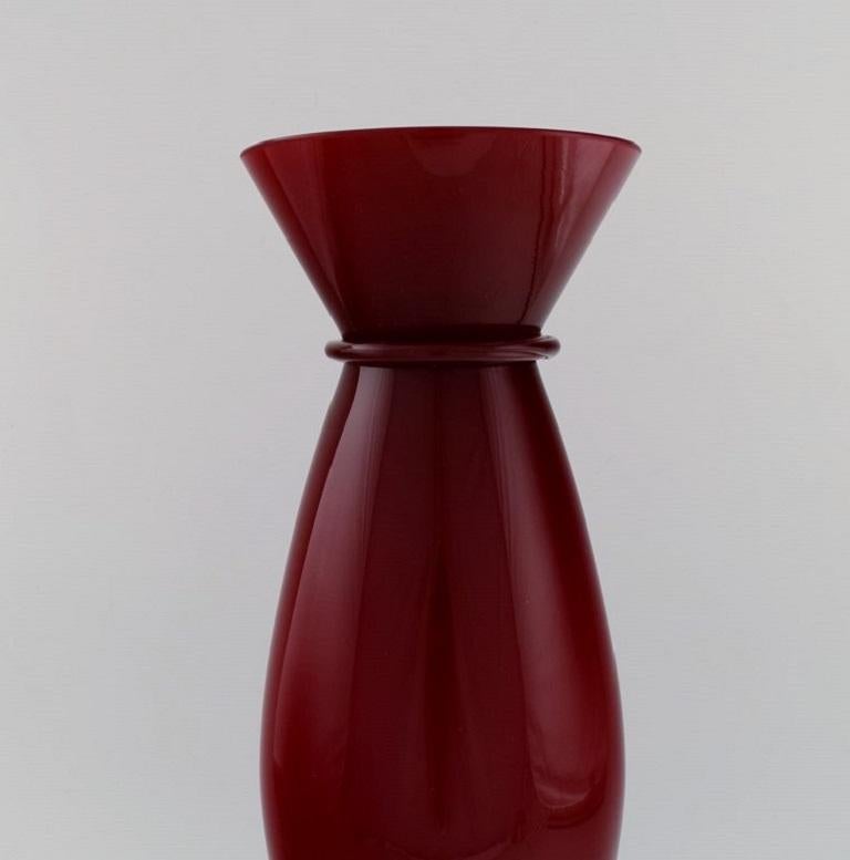 Very Large Murano / Venini Vase in Burgundy Red Mouth Blown Art Glass In Excellent Condition In Copenhagen, DK