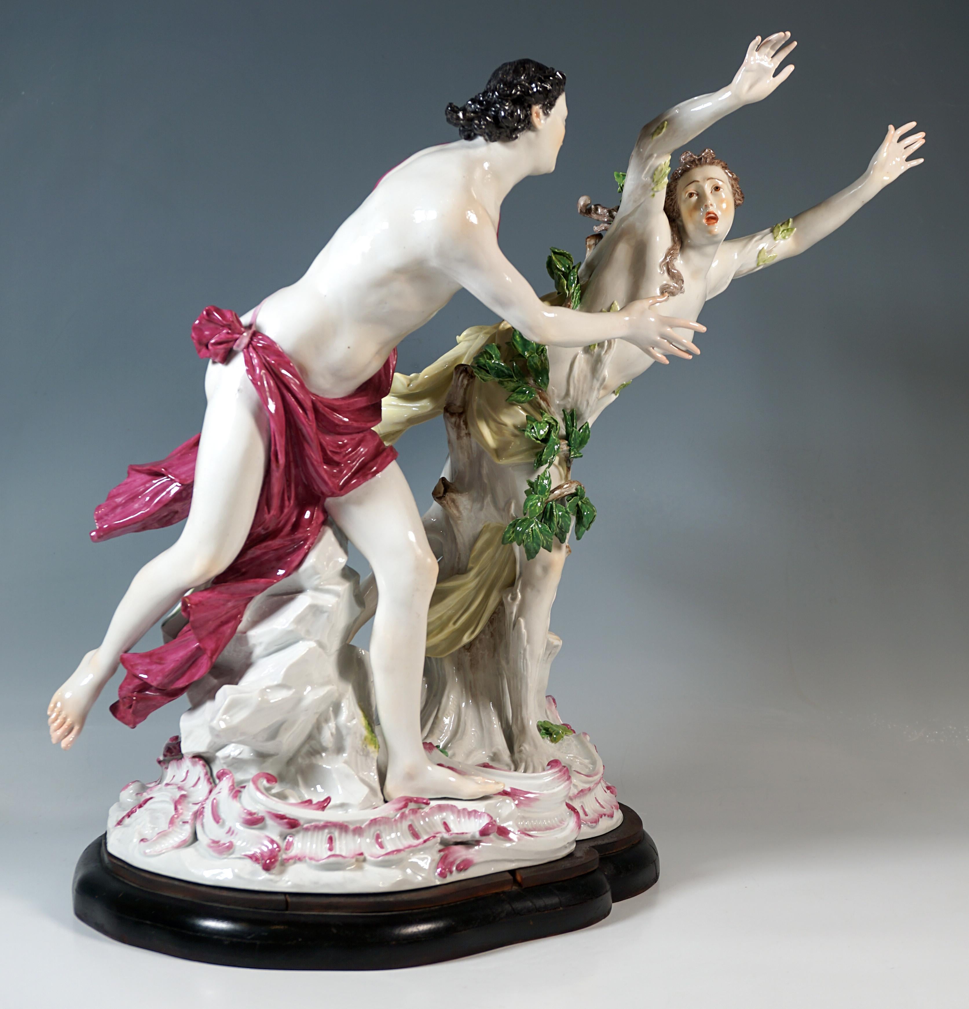 Excellent groupe de figurines Meissen du 19e siècle :
Apollo, vêtu d'une cape, tente de saisir Daphné par derrière alors qu'elle le fuit et se fige en laurier dans un mouvement de torsion. Apollo est soutenu par un rocher, les deux figures reposent