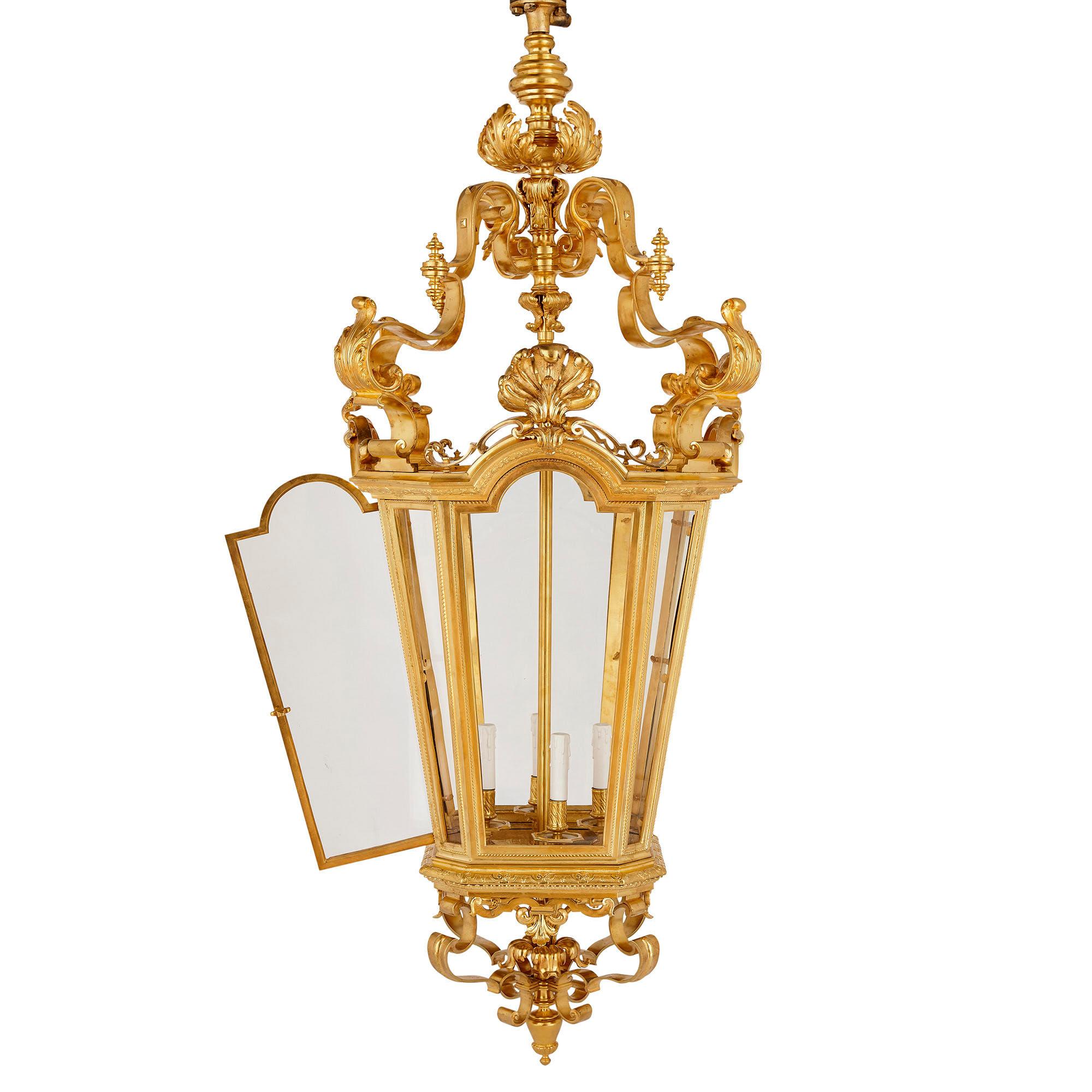 Très grande lanterne d'époque Napoléon III en bronze doré de style Rococo
Français, fin du XIXe siècle
Mesures : Hauteur 176 cm, largeur 80 cm, profondeur 80 cm

Cette lanterne exceptionnelle a été produite sous le règne de Napoléon III, une