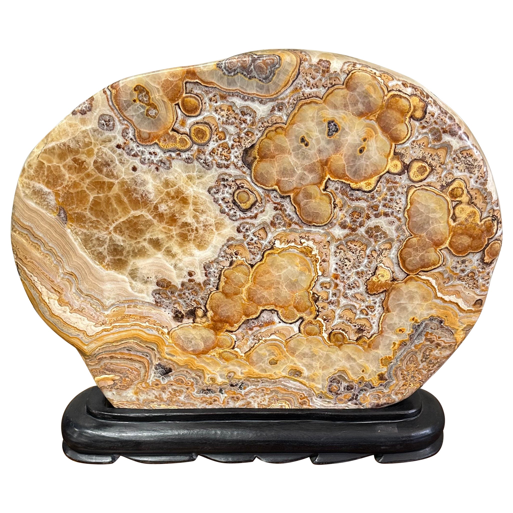 Très grande sculpture en pierre d'onyx naturel sur socle en bois sculpté