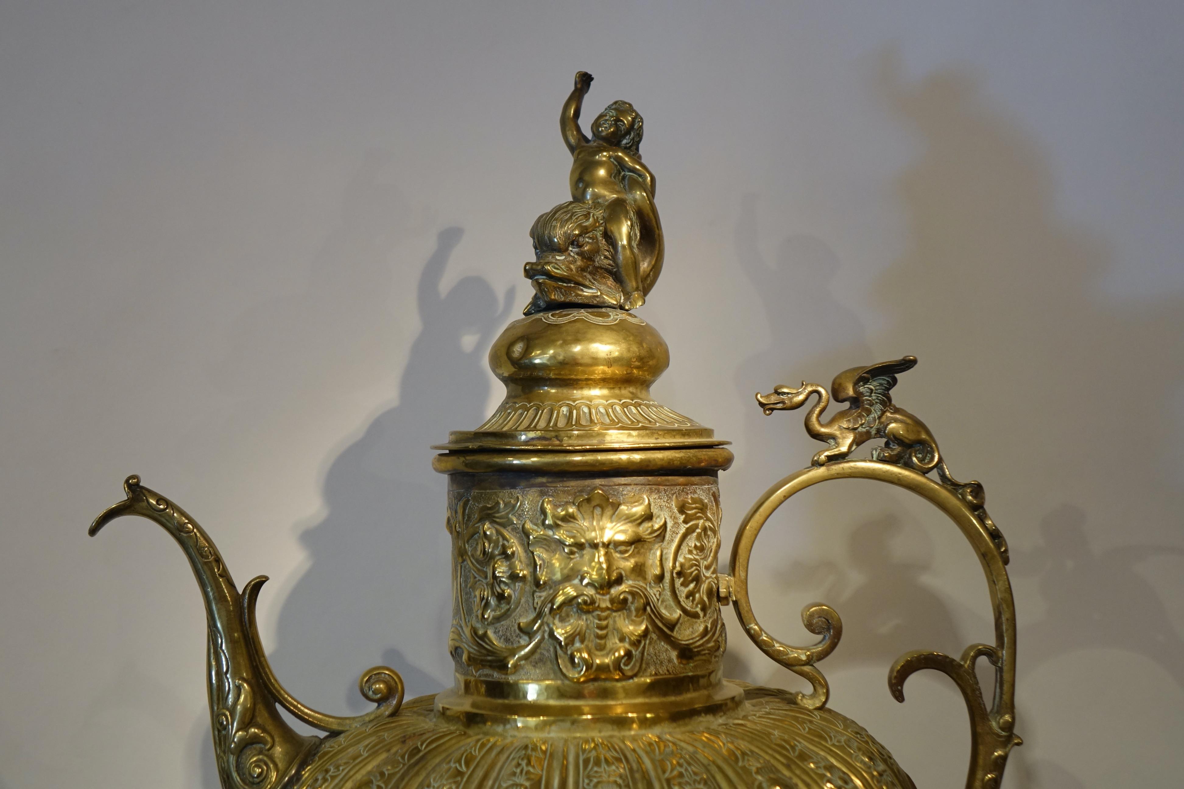 Very large Neo-Renaissance Brass Ewer, 1880 In Good Condition For Sale In PARIS, FR