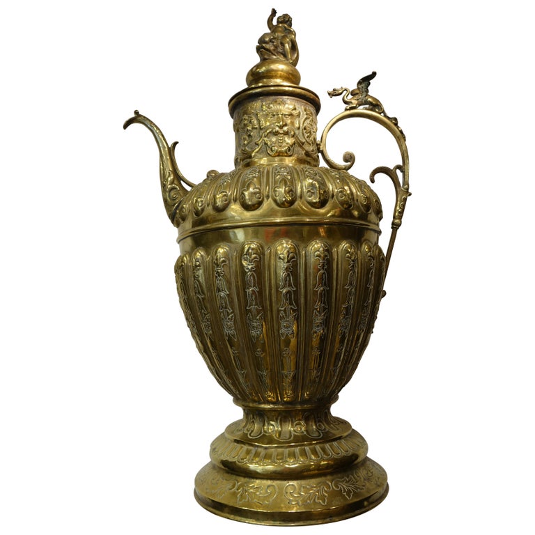Messingkanne im Neorenaissance-Stil, im Stil Napoleons III., handgefertigt in Frankreich im Angebot bei 1stDibs Deutschland