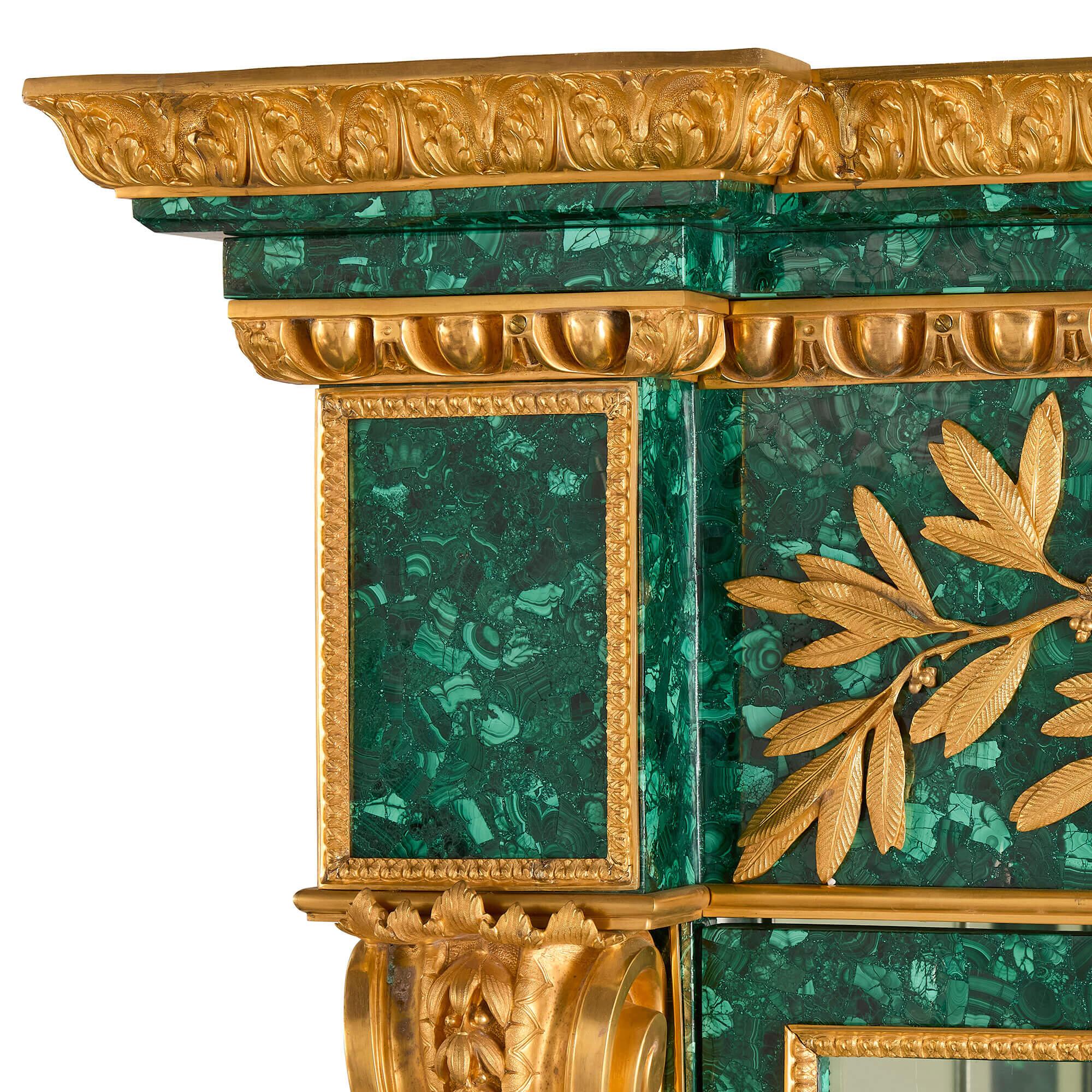 Sehr großer Vitrinenschrank im neoklassischen Stil aus Ormolu-Gold-Malachit-Grünglas
Französisch, 20. Jahrhundert 
Höhe 250cm, Breite 368cm, Tiefe 76cm

Diese außergewöhnliche Vitrine kombiniert luxuriösen Malachit mit fein gearbeiteten