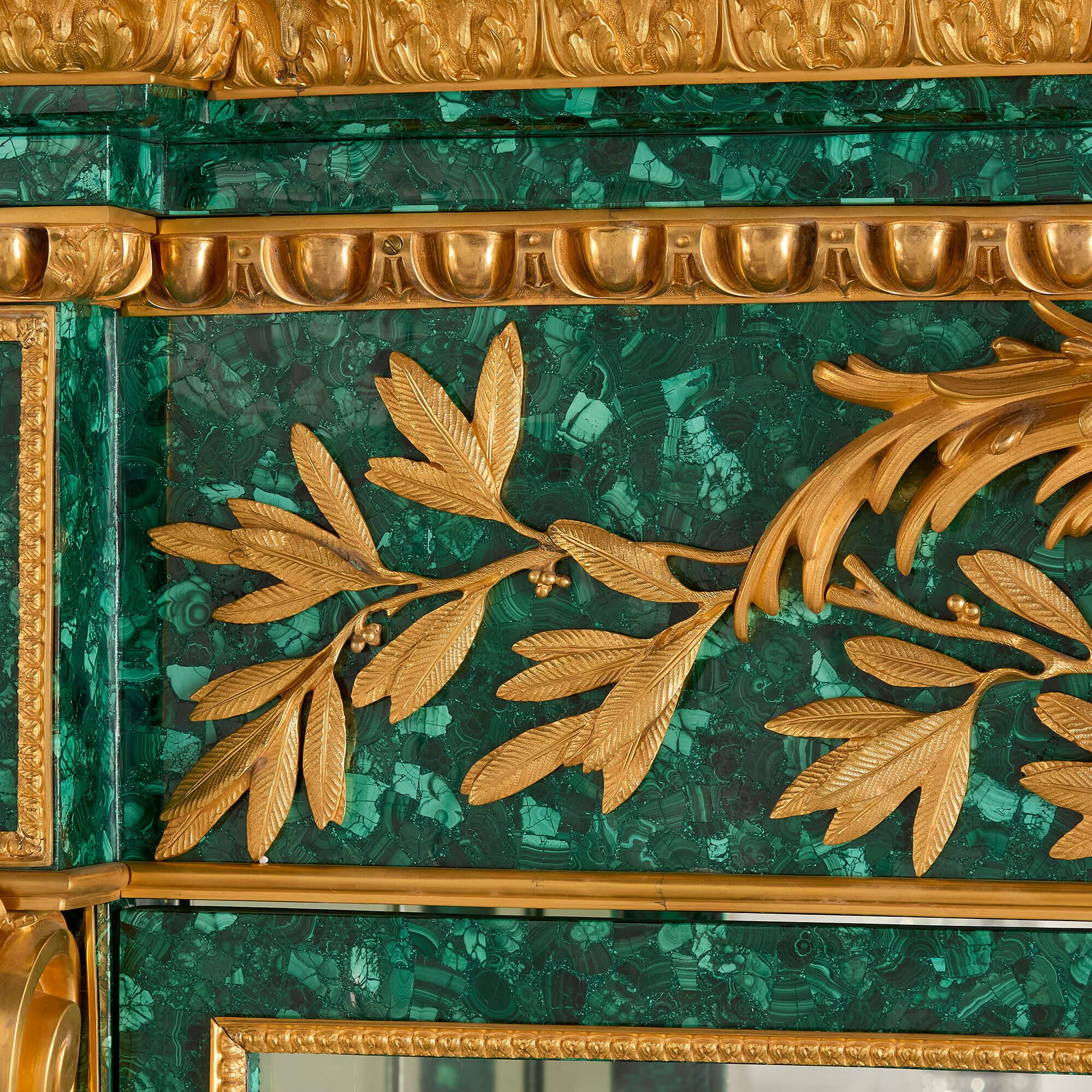 Sehr großer Vitrinenschrank im neoklassischen Stil aus Ormolu-Gold-Malachit-Grünglas (Neoklassisch) im Angebot