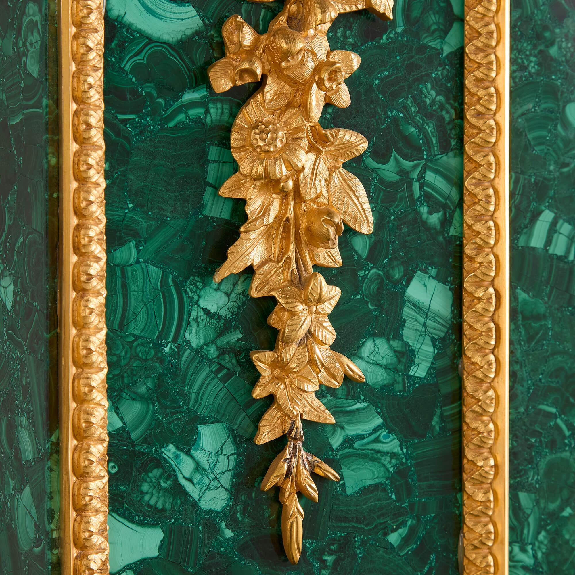 Sehr großer Vitrinenschrank im neoklassischen Stil aus Ormolu-Gold-Malachit-Grünglas (Französisch) im Angebot