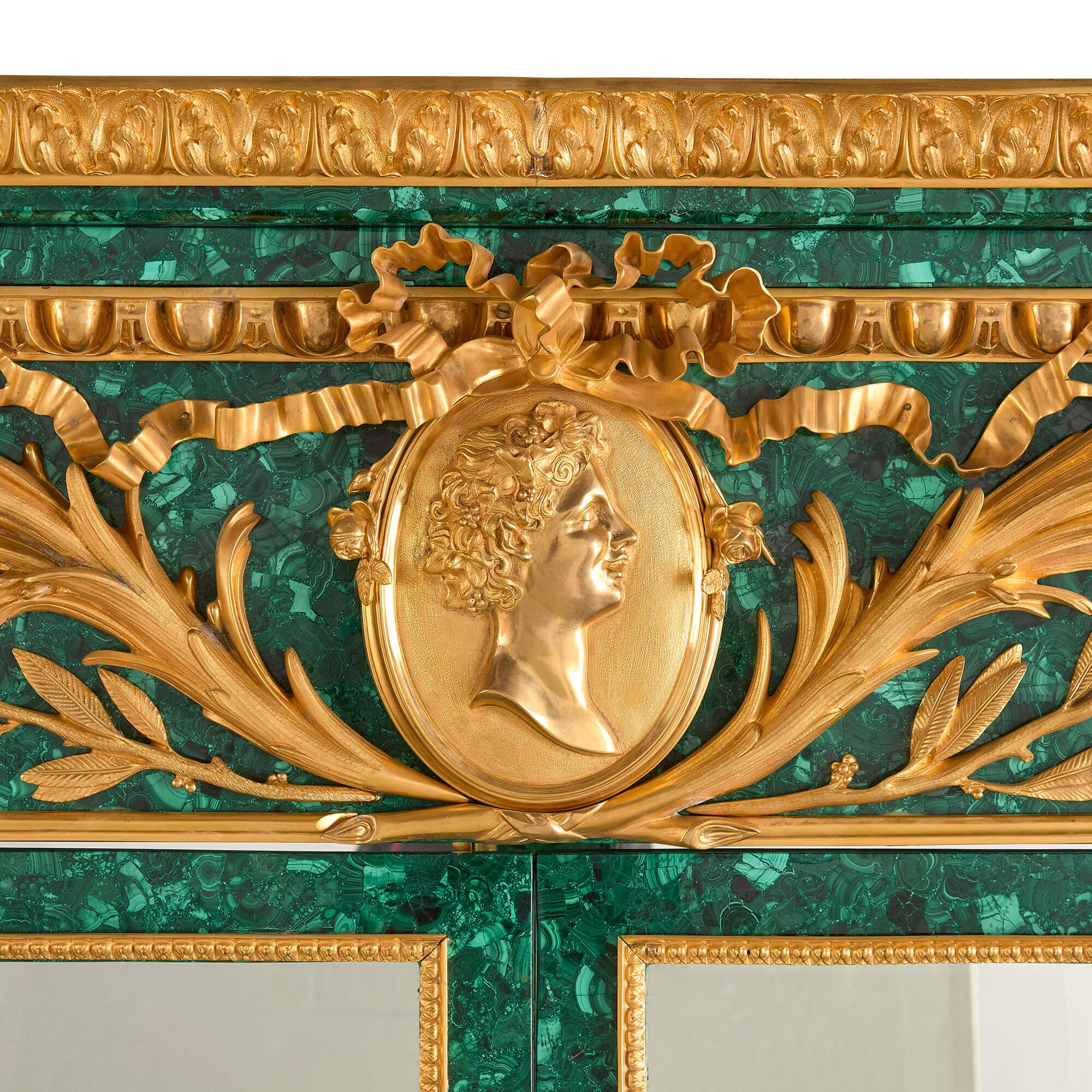 Sehr großer Vitrinenschrank im neoklassischen Stil aus Ormolu-Gold-Malachit-Grünglas (Gegossen) im Angebot