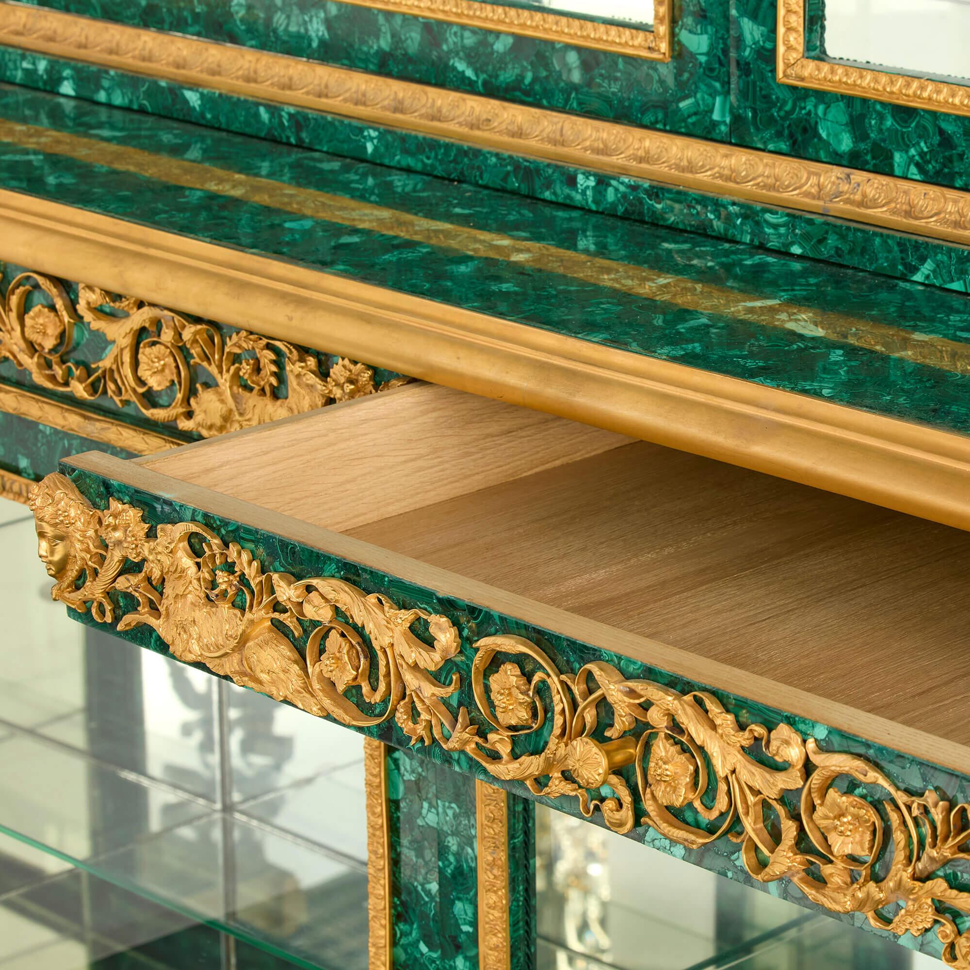 Sehr großer Vitrinenschrank im neoklassischen Stil aus Ormolu-Gold-Malachit-Grünglas im Zustand „Gut“ im Angebot in London, GB