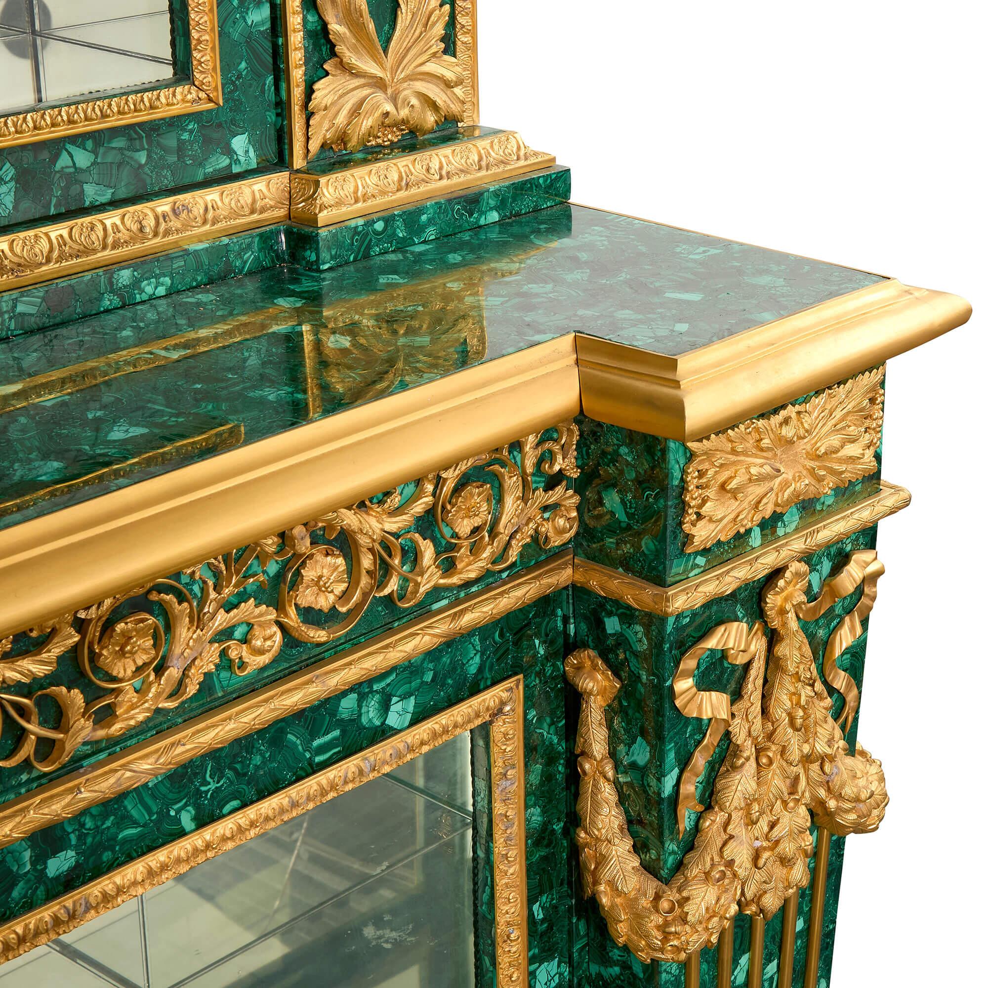 Sehr gro�ßer Vitrinenschrank im neoklassischen Stil aus Ormolu-Gold-Malachit-Grünglas (20. Jahrhundert) im Angebot