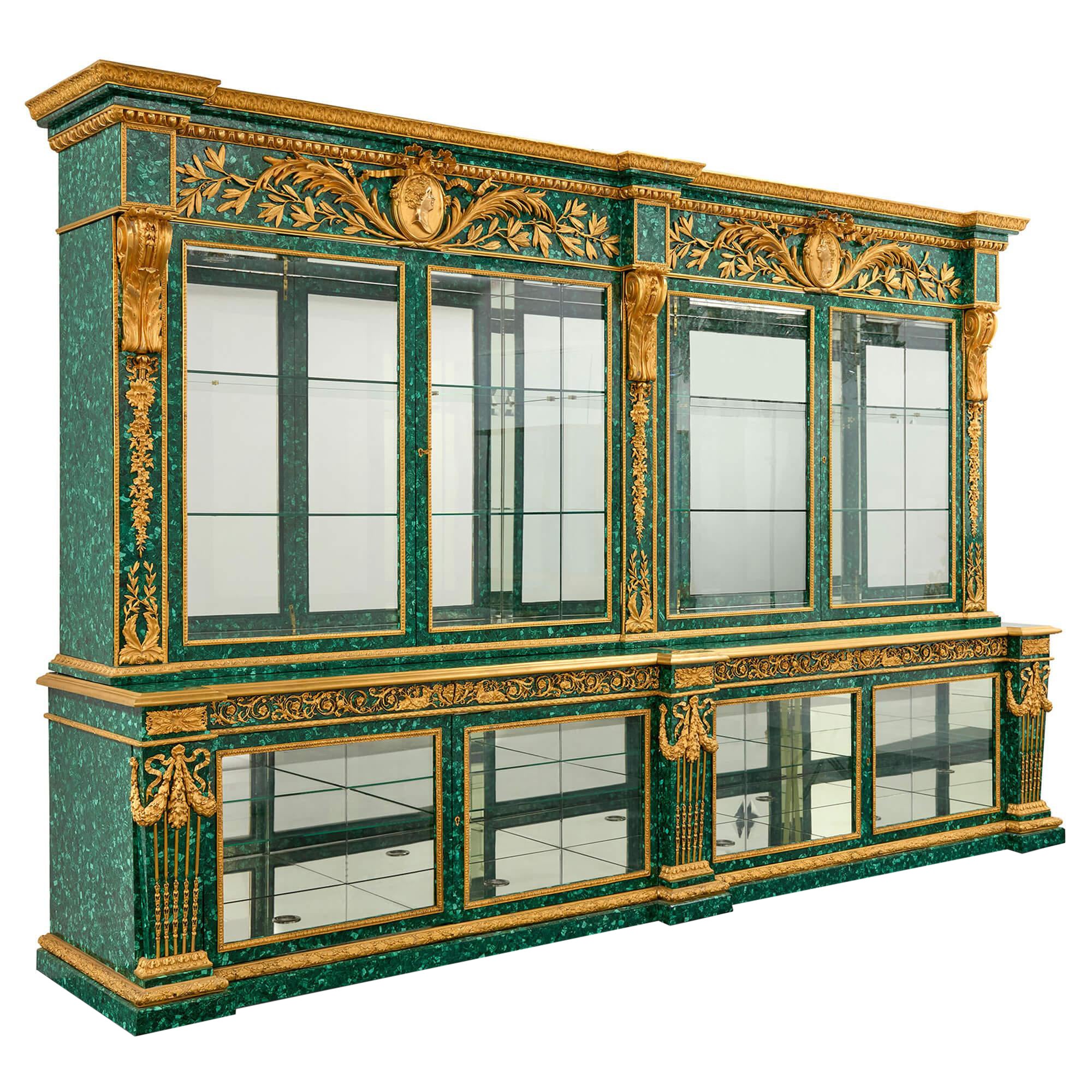 Sehr großer Vitrinenschrank im neoklassischen Stil aus Ormolu-Gold-Malachit-Grünglas im Angebot