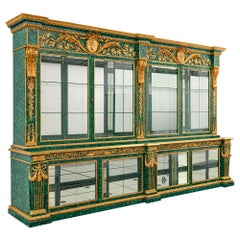 Sehr großer Vitrinenschrank im neoklassischen Stil aus Ormolu-Gold-Malachit-Grünglas