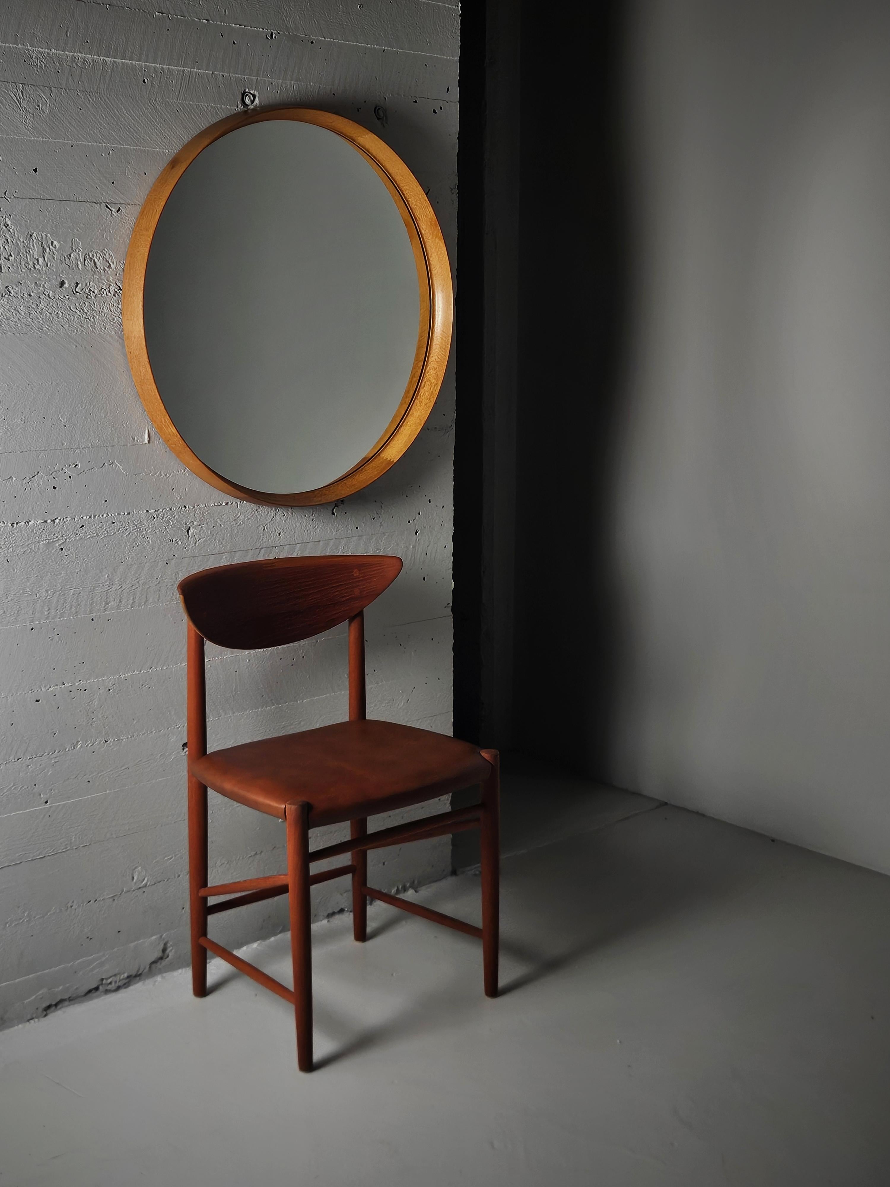 Lovely Scandinavian modern wall mirror designed by Uno & Östen Kristiansson for Luxus Vittsjö, Sweden, during the 1960s. 

Beautiful craftsmanship. Made in oak in a large, rare, size. 