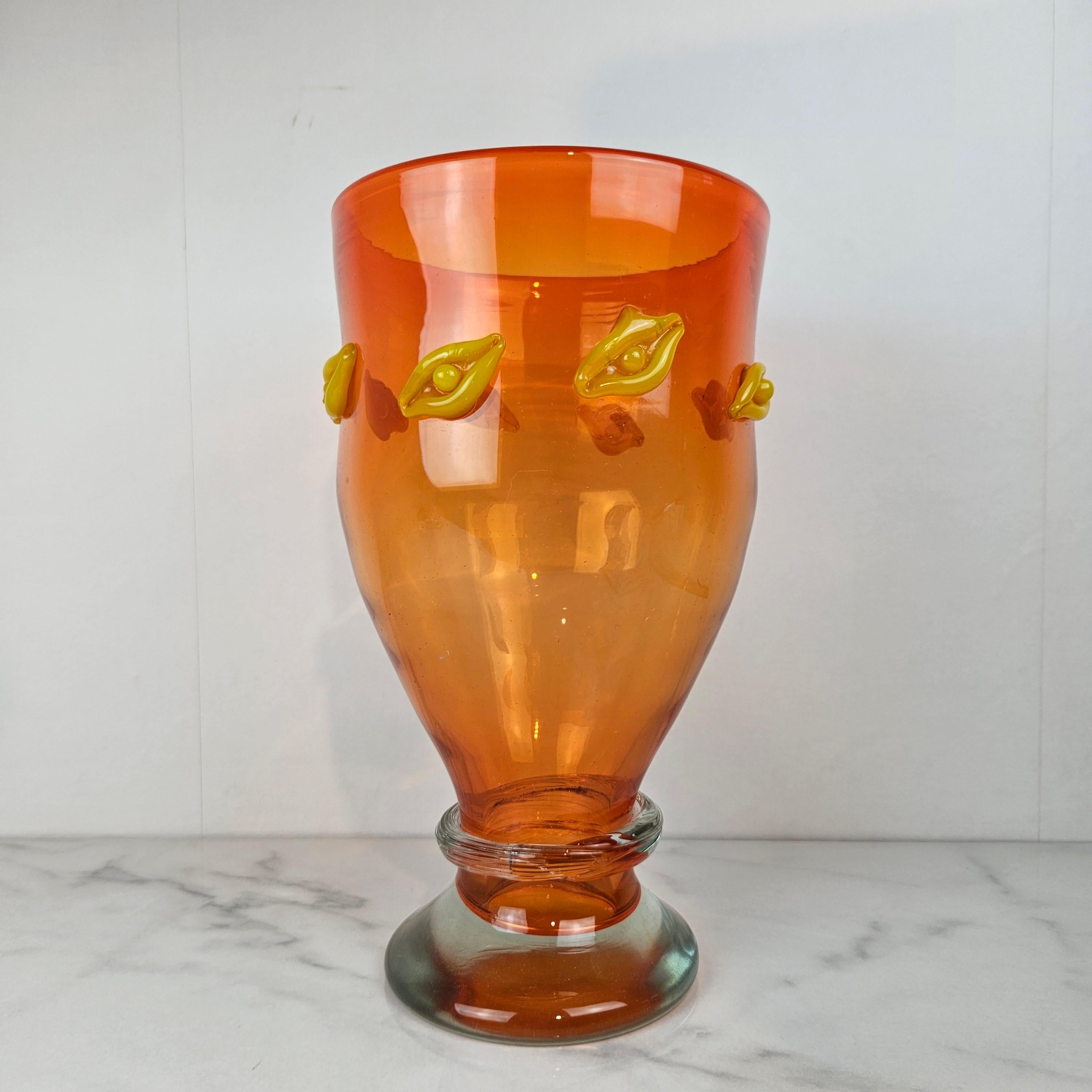Bellissimo e grandissimo vaso in vetro color arancio.
Fabrice in Italia negli anni '70.

Questo splendido vaso è stato soffiato a mano da abili artigiani italiani, che utilizzano tecniche tradizionali risalenti al XIII secolo. 
Ha 8 
