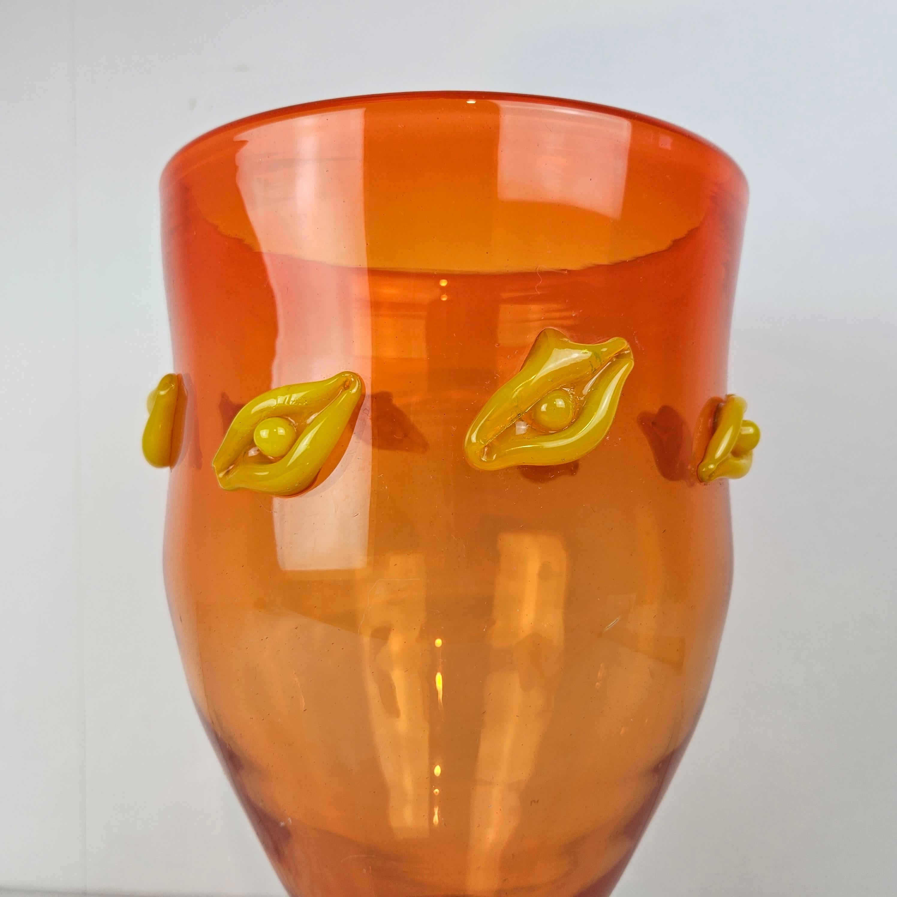 Moderno Vaso di vetro italiano arancione molto grande con Dot gialli in vendita