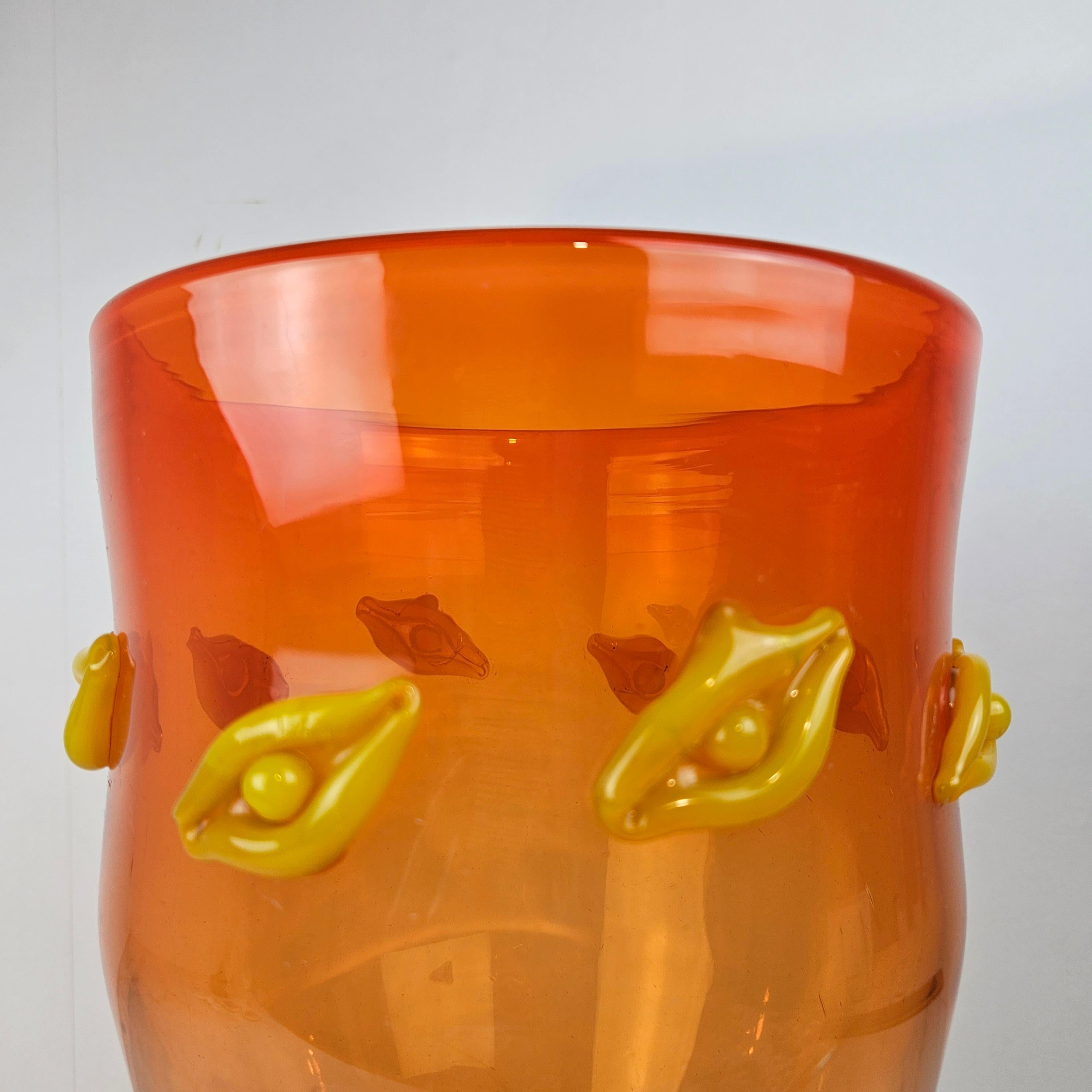 Italiano Vaso di vetro italiano arancione molto grande con Dot gialli in vendita