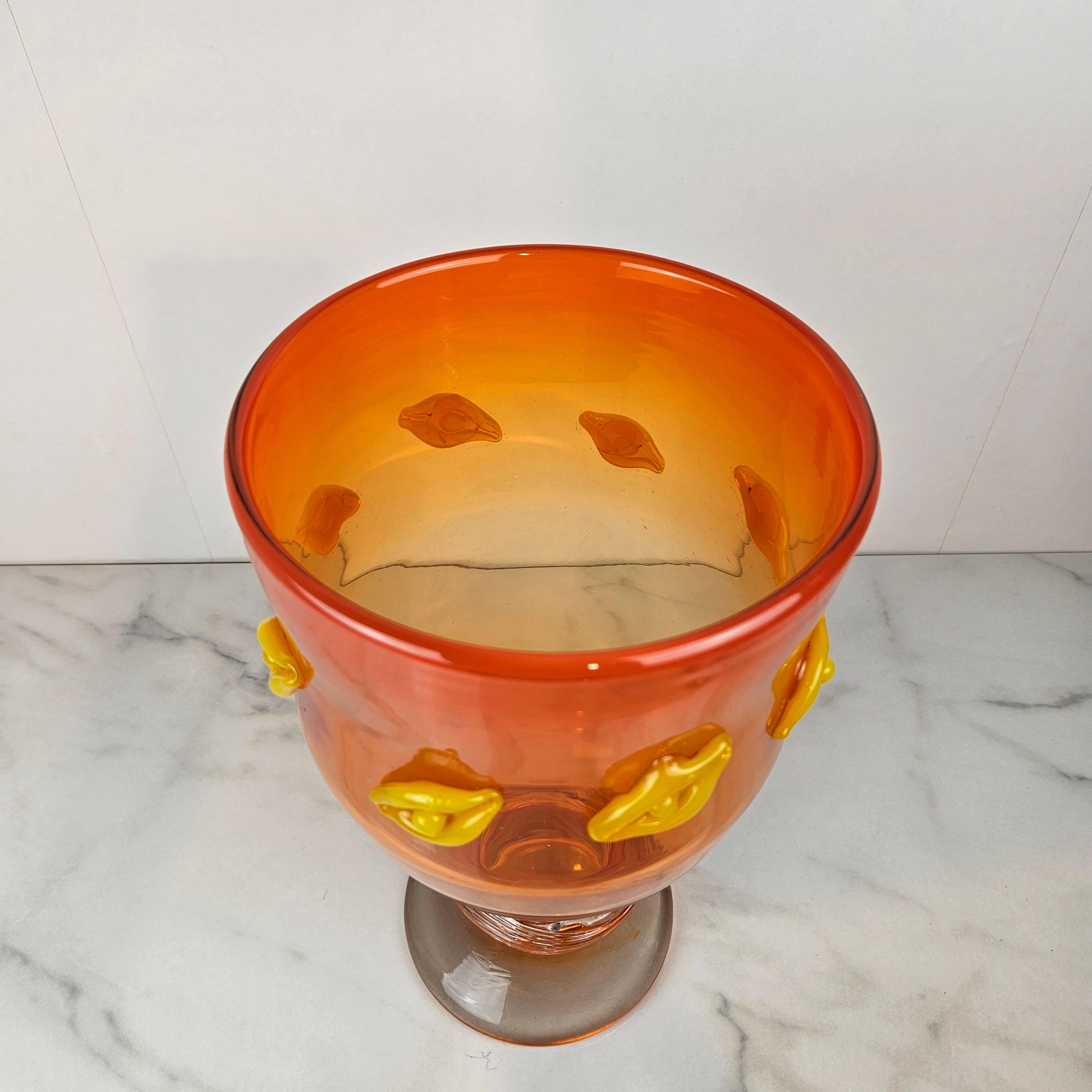 Fatto a mano Vaso di vetro italiano arancione molto grande con Dot gialli in vendita