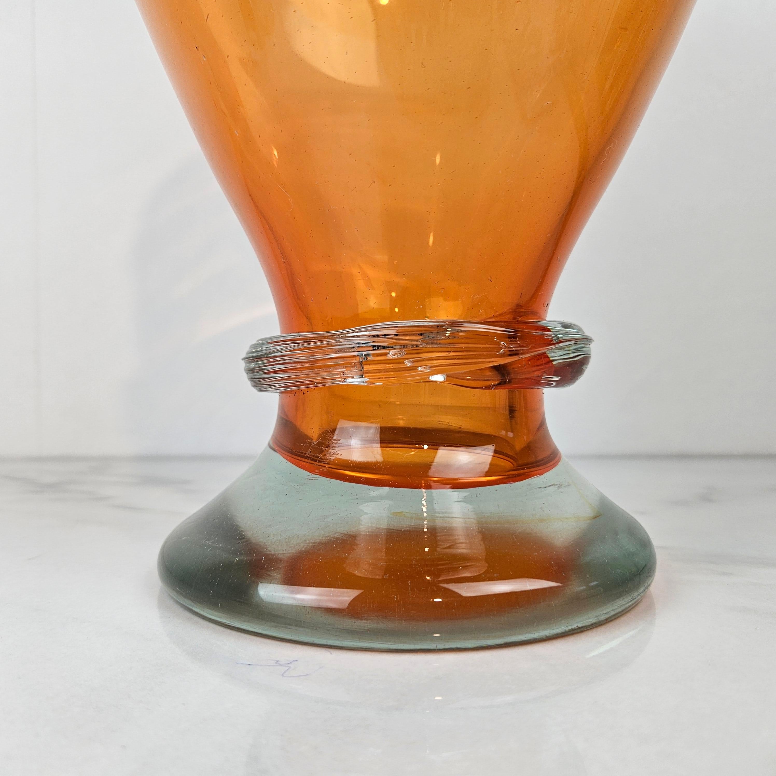 Vaso di vetro italiano arancione molto grande con Dot gialli In condizioni buone in vendita a Oud Beijerland, NL