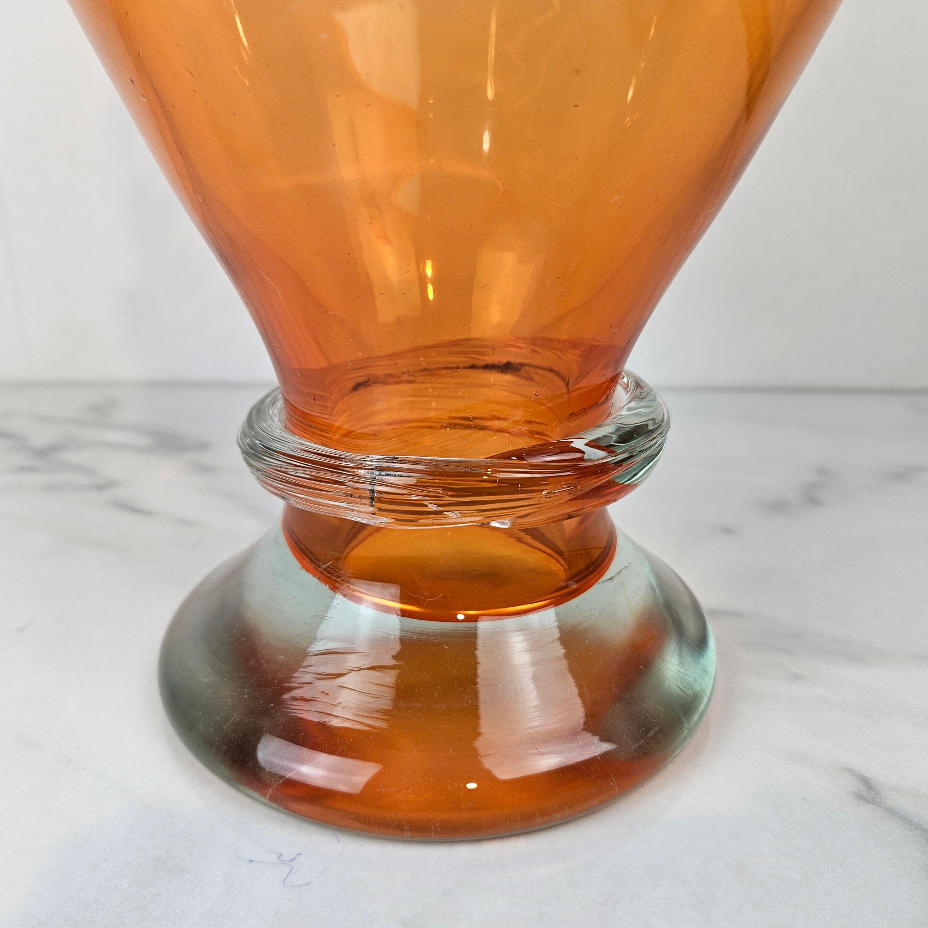 Fine XX secolo Vaso di vetro italiano arancione molto grande con Dot gialli in vendita
