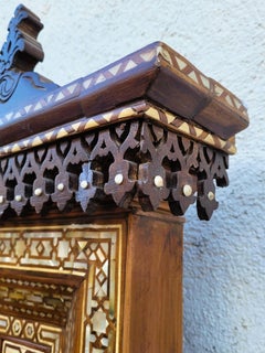 Sehr großer orientalischer Spiegel mit Intarsien, 20. Jahrhundert