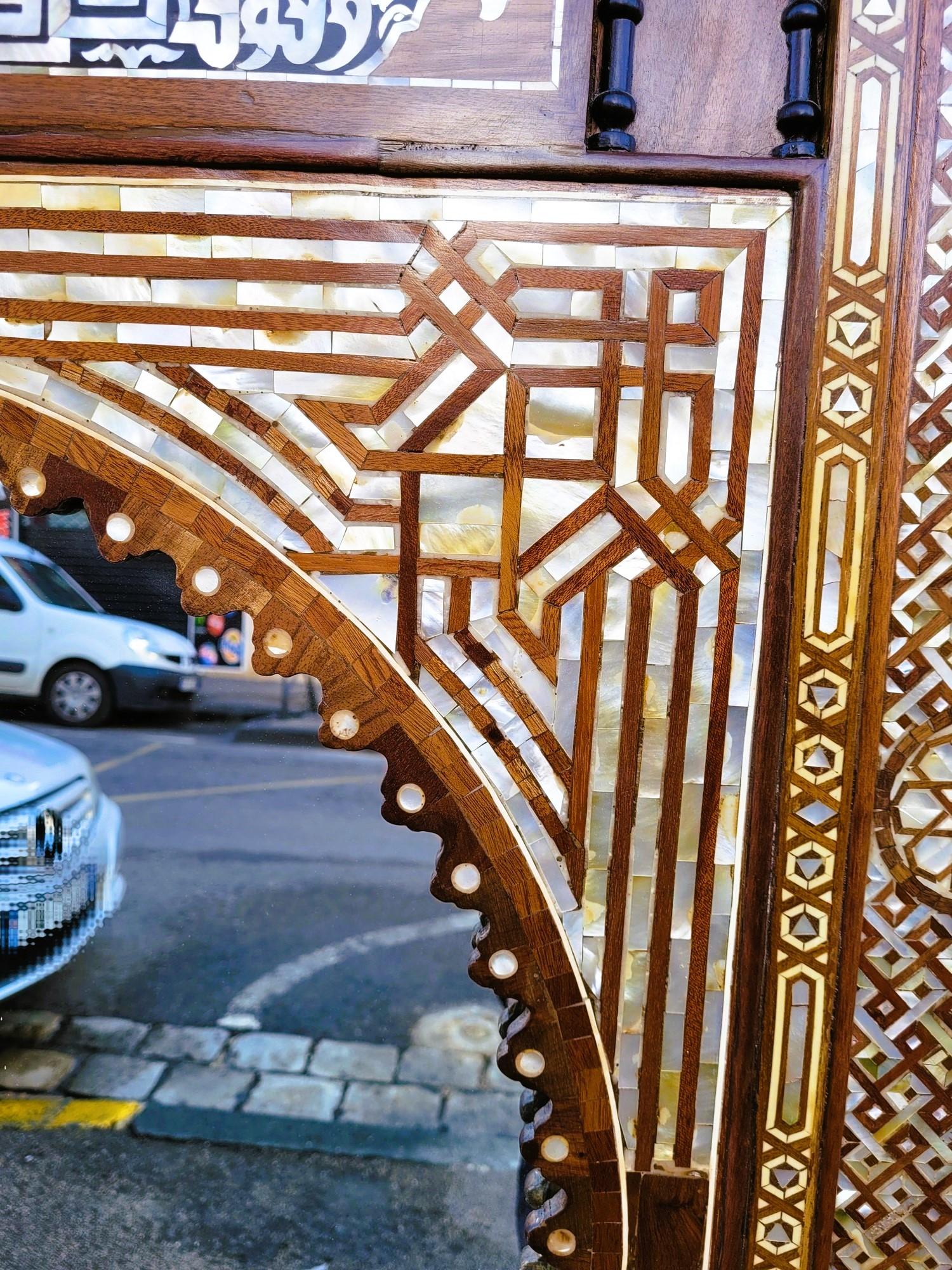 Os Très grand miroir oriental en marqueterie, 20ème siècle en vente