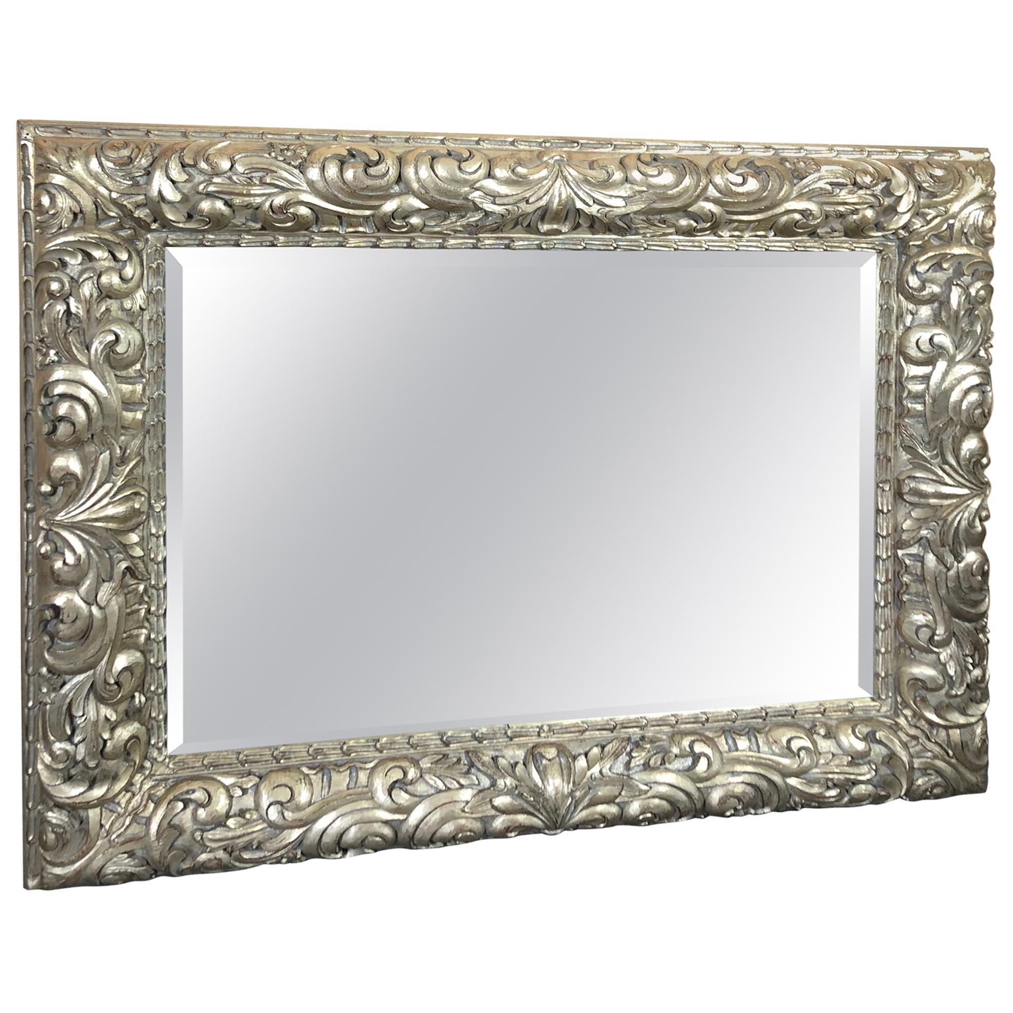 Horizontaler rechteckiger Spiegel mit kunstvoll geschnitztem Blattsilber, rechteckig im Angebot