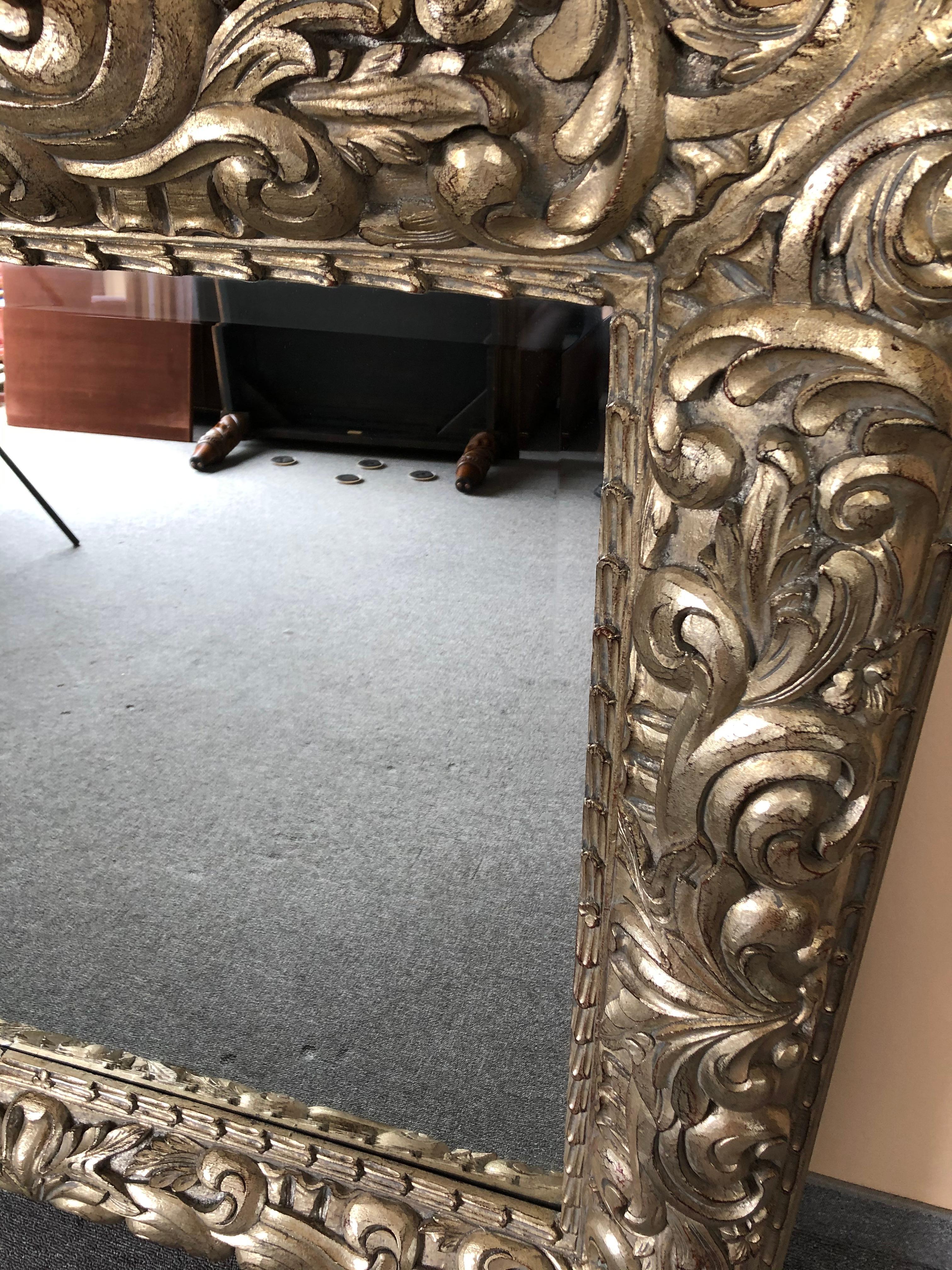 Horizontaler rechteckiger Spiegel mit kunstvoll geschnitztem Blattsilber, rechteckig im Zustand „Hervorragend“ im Angebot in Hopewell, NJ