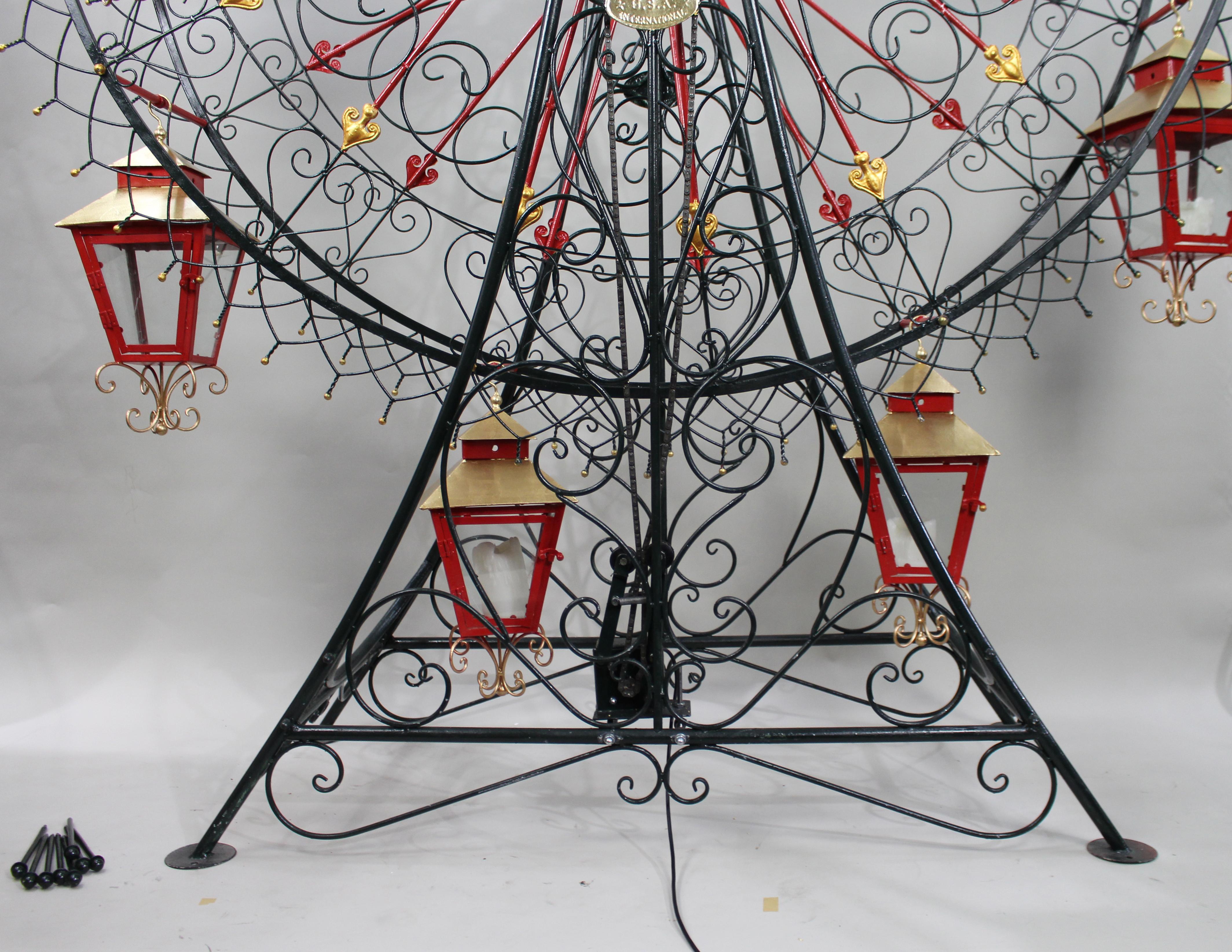 Sehr großes bemaltes und vergoldetes Metall-Riesenrad mit Laternen im Zustand „Gut“ im Angebot in Worcester, GB