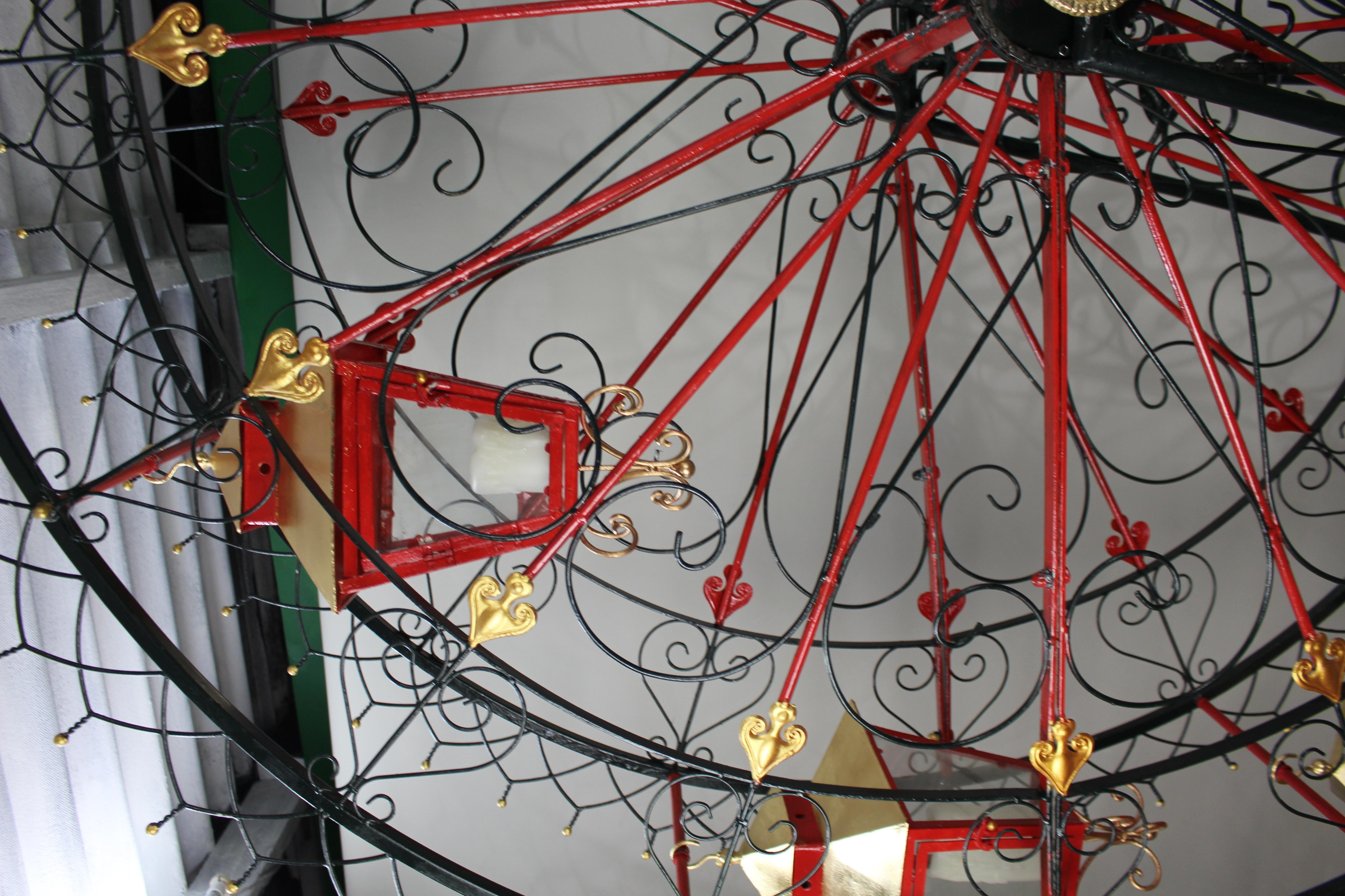 Sehr großes bemaltes und vergoldetes Metall-Riesenrad mit Laternen im Angebot 1
