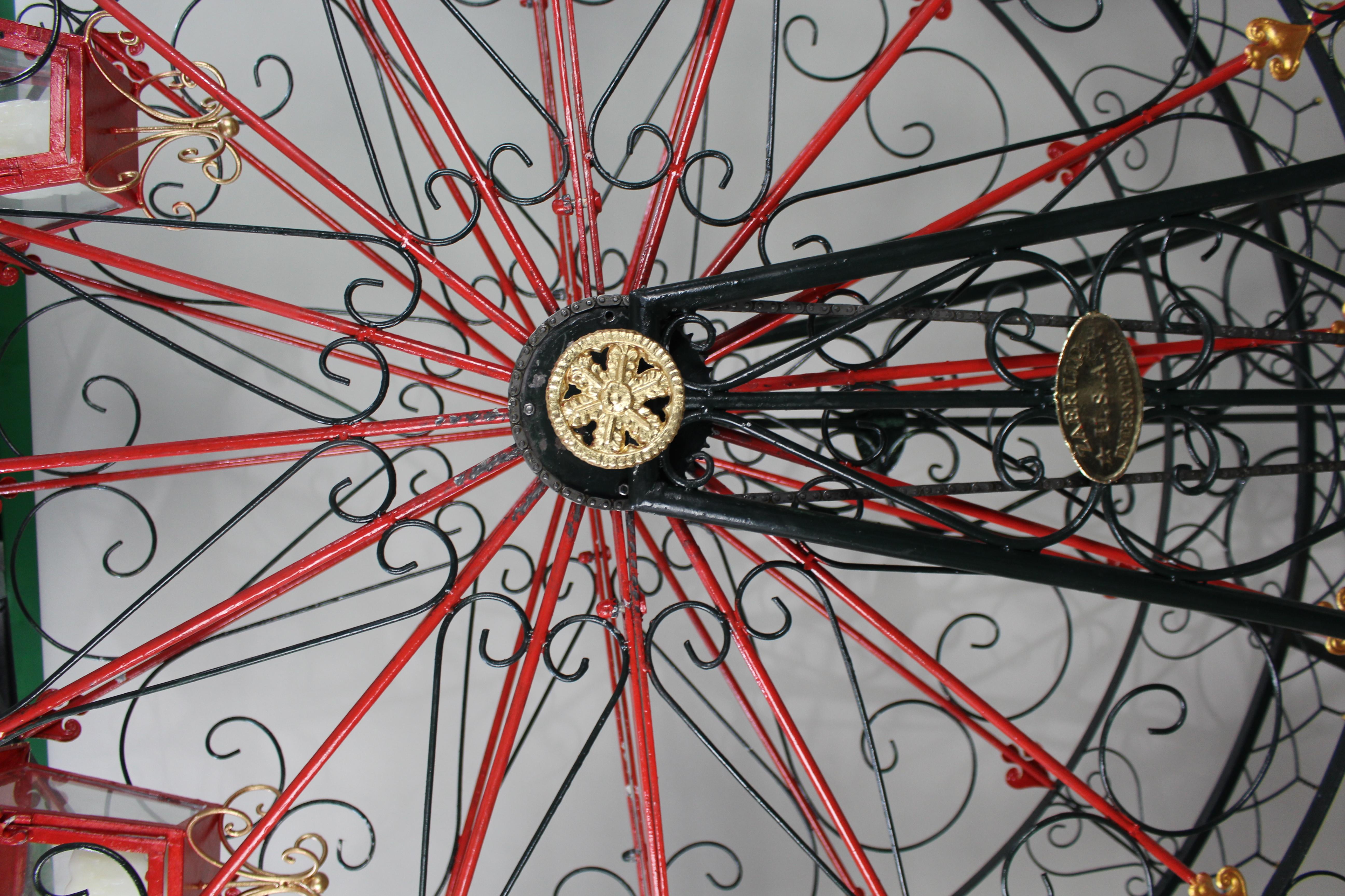 Sehr großes bemaltes und vergoldetes Metall-Riesenrad mit Laternen im Angebot 2