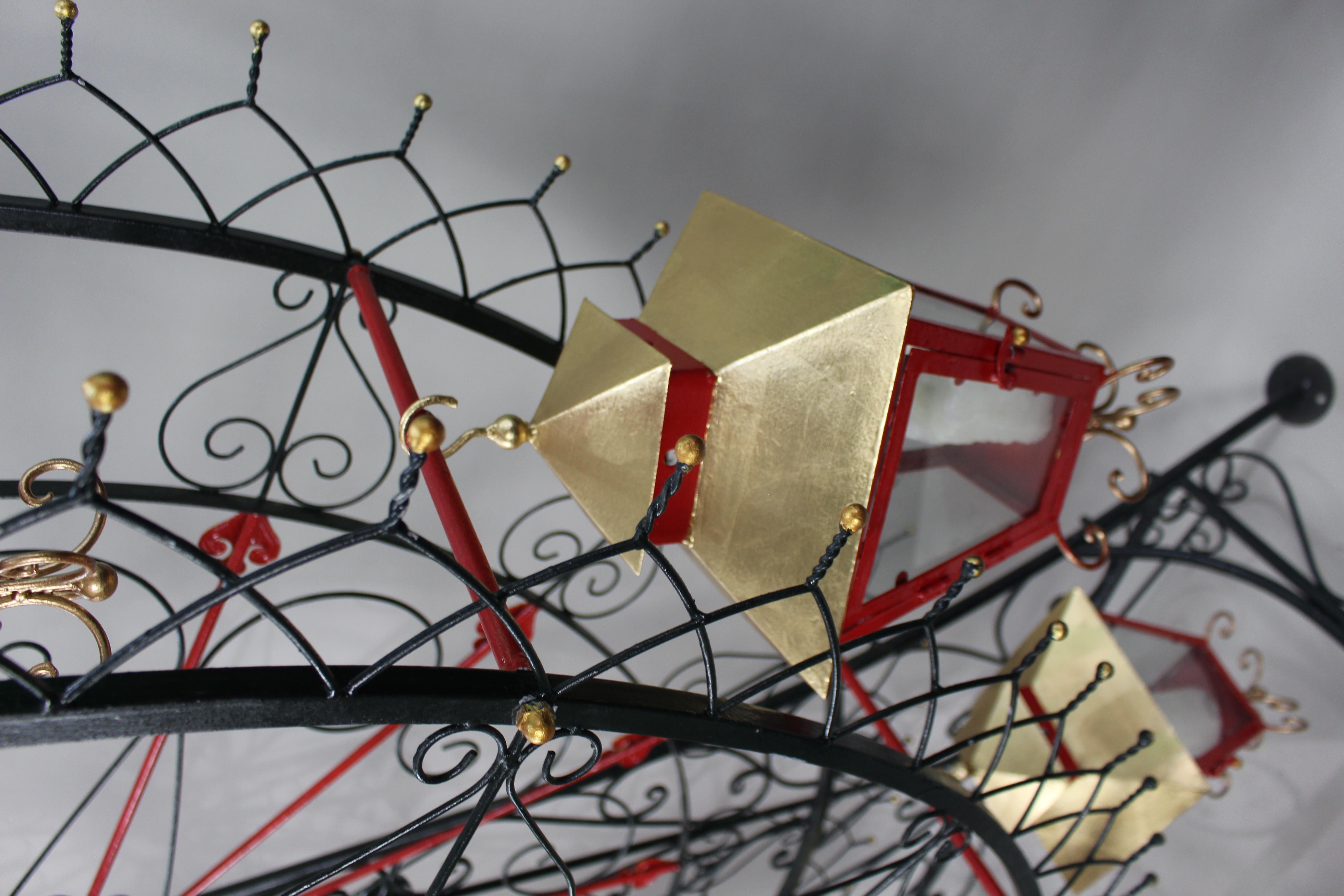 Sehr großes bemaltes und vergoldetes Metall-Riesenrad mit Laternen im Angebot 3